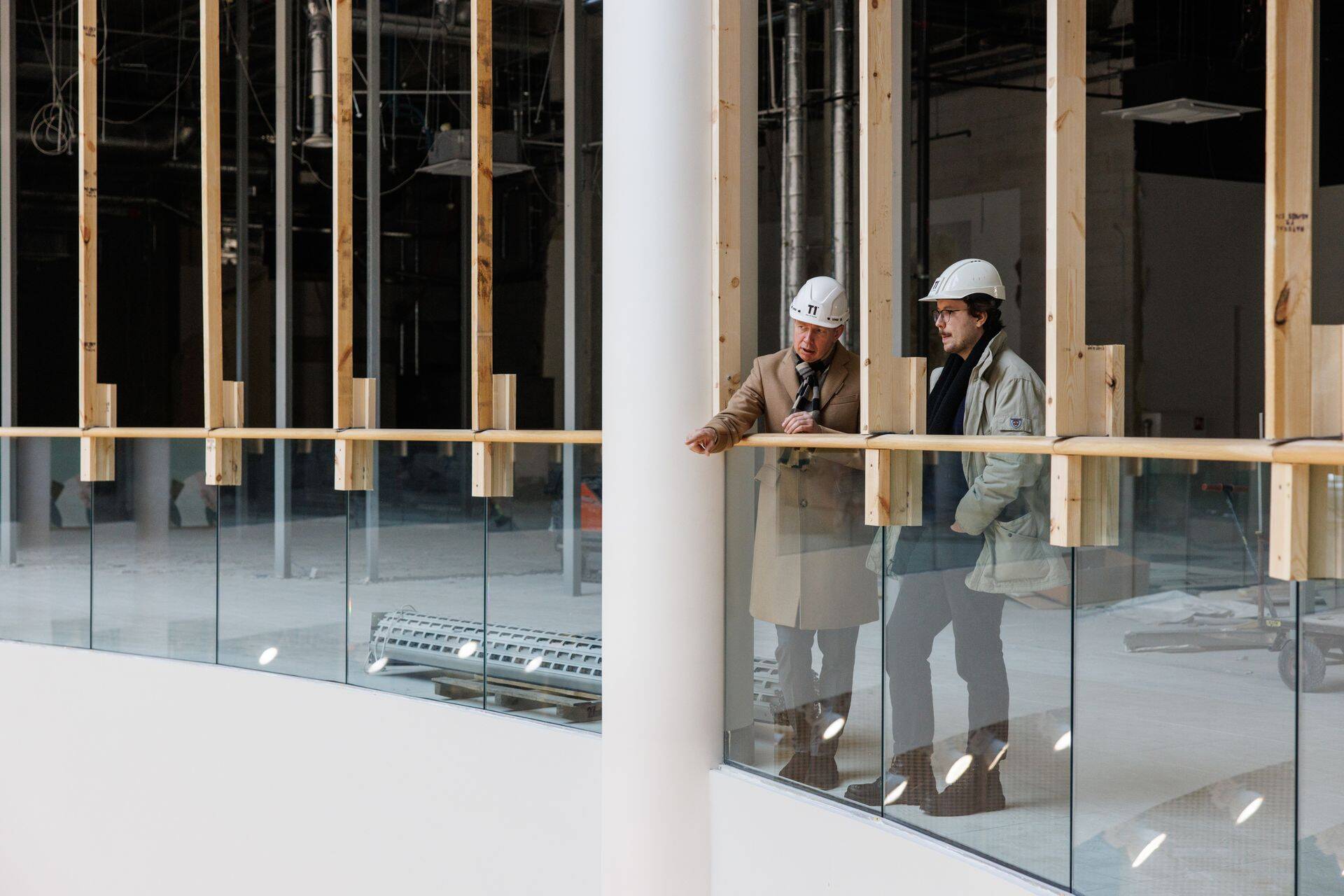 T1 keskuse juhi Tarmo Hõbe (vasakul) sõnul on korruste vahel käimine ikka tüütu. Et see lahendada, ehitavad nad kaks suurt klaasist lifti, et esimeselt korruselt neljandale saada. Hõbe arvas, et noortele pakub aatriumis klaasliftiga sõitmine kindlasti palju rõõmu.