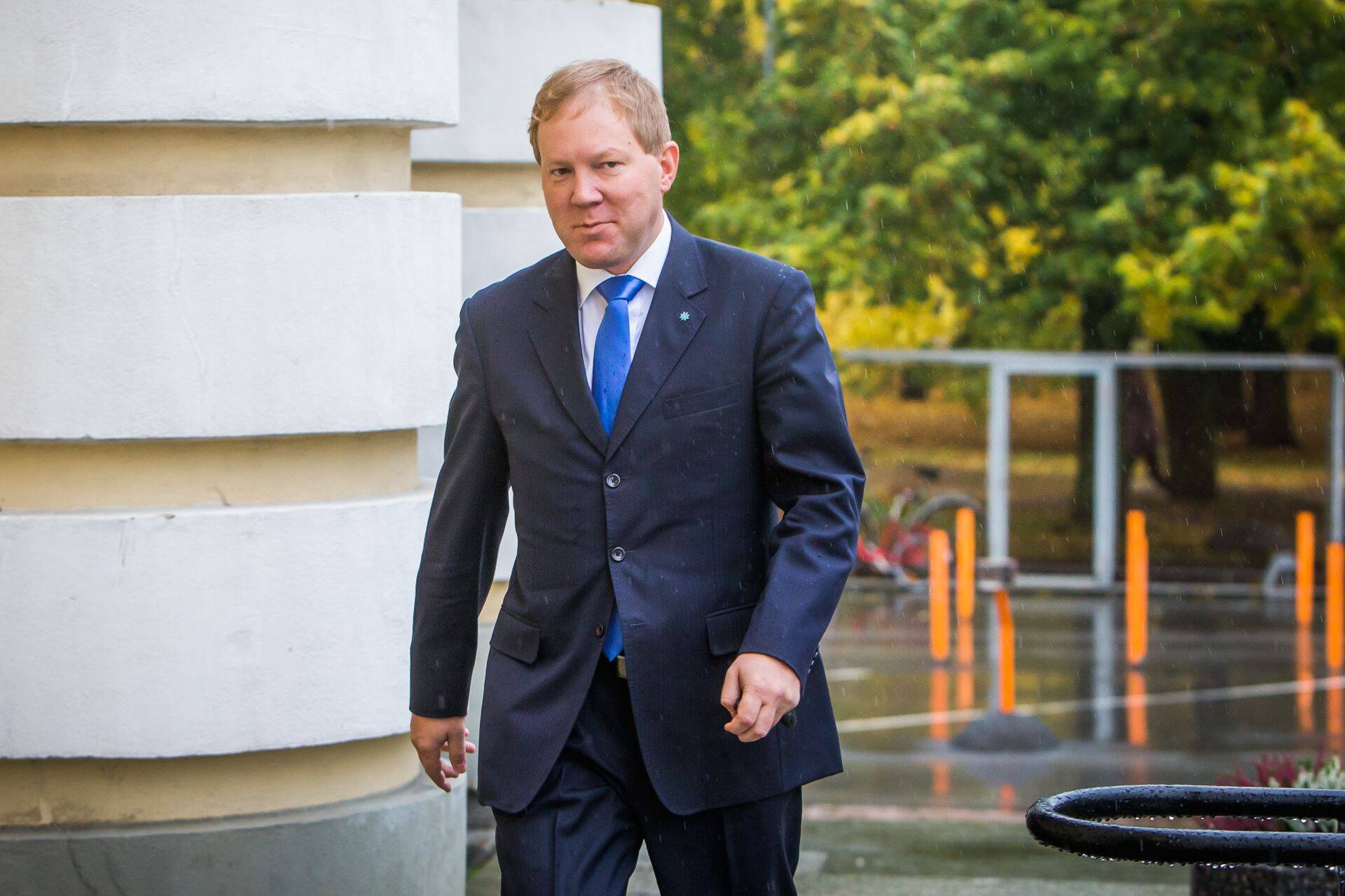 Riigikogu liikme Marko Mihkelsoni sõnul jääb inimeste jaoks arusaamatuks ning läbipaistmatuks, kuidas jõuti selle lahenduseni, miks sai just Saksamaa kaitseministrist tulevane Euroopa Komisjoni president.
