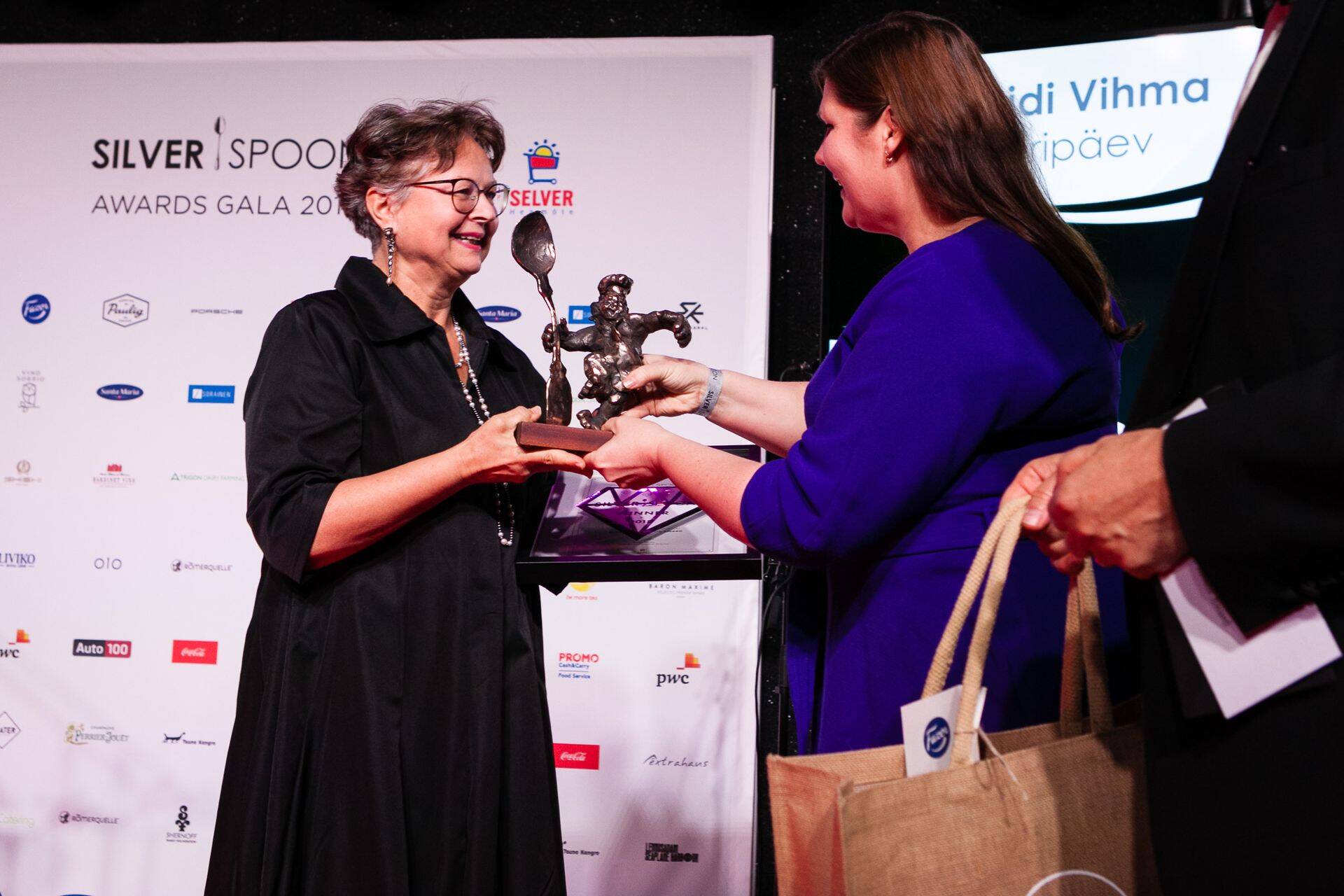 Äripäeva restoranitestide autor Heidi Vihma auhinda vastu võtmas.