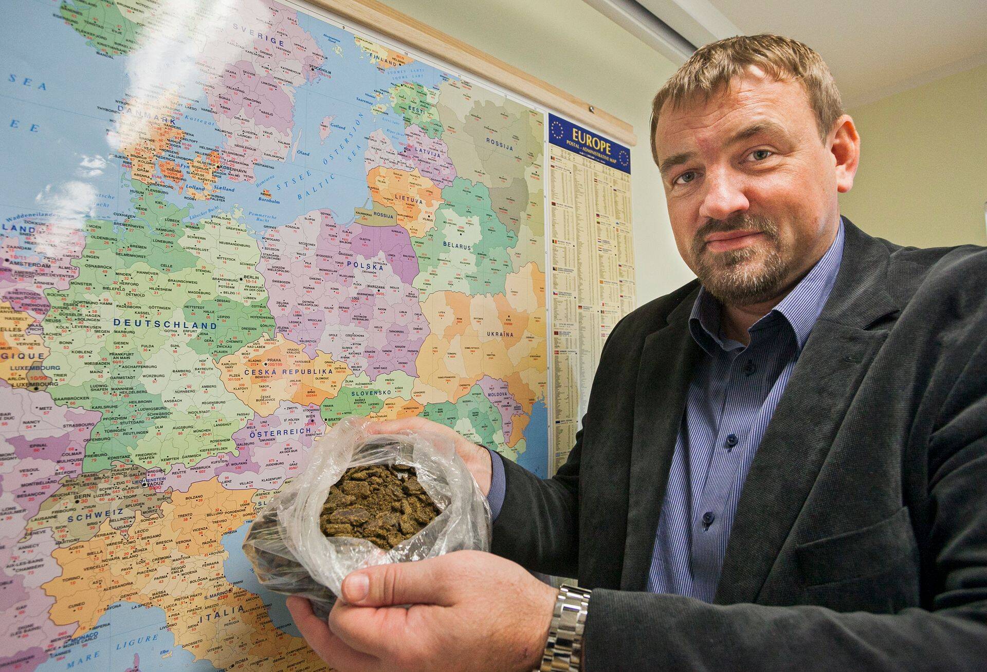 OÜ Eesti Viljasalv juhatuse liige Tõnis Leetjõe rapsikoogikotiga.