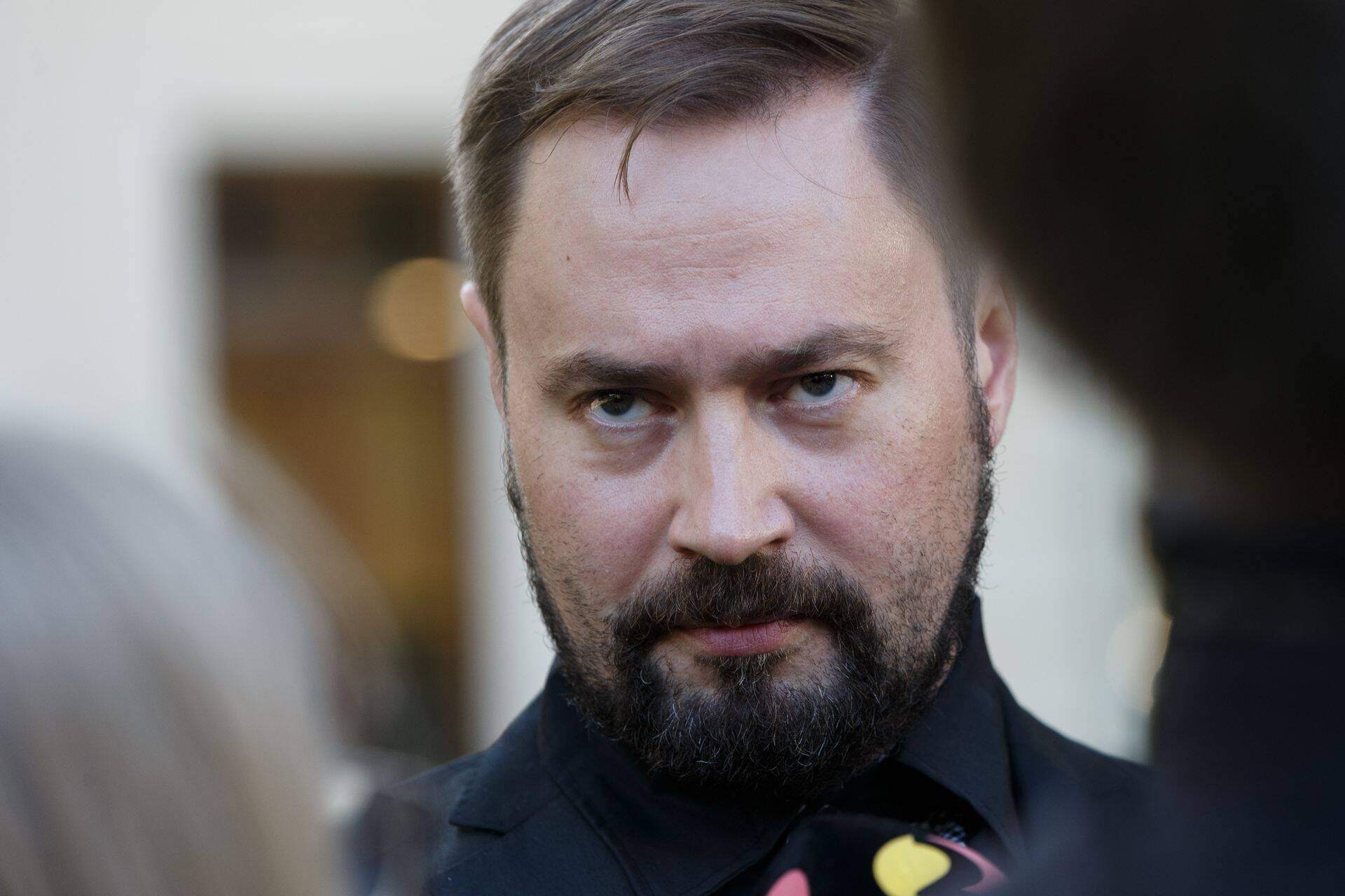 Juhtiv riigiprokurör Steven-Hristo Evestus selgitas täna Savisaare uue kuriteoepisoodi tagamaid.