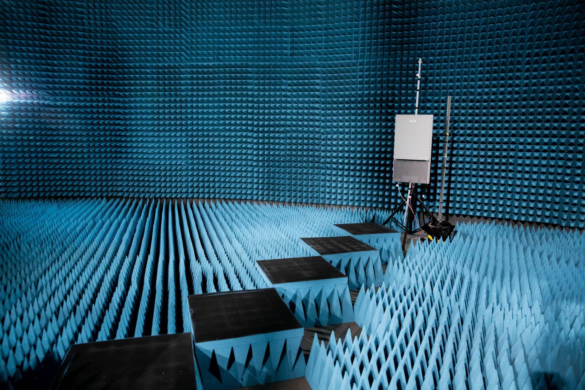 Anechoic chamber with antenna test in 5G Experience Center. Inauguration of Nokia's 5G Experience Center. Siege of Nokia. headquaters of Nokia France in the commune of Nozay (91) 36ha campus in the heart of the Paris-Saclay ecosystem brings together 4,000 employees. Nokia is a global leader in innovations such as mobile networks, digital health and phones. Nozay, FRANCE-27/09/2018.//MEIGNEUX_meigneuxB037/Credit:ROMUALD MEIGNEUX/SIPA/1809271752