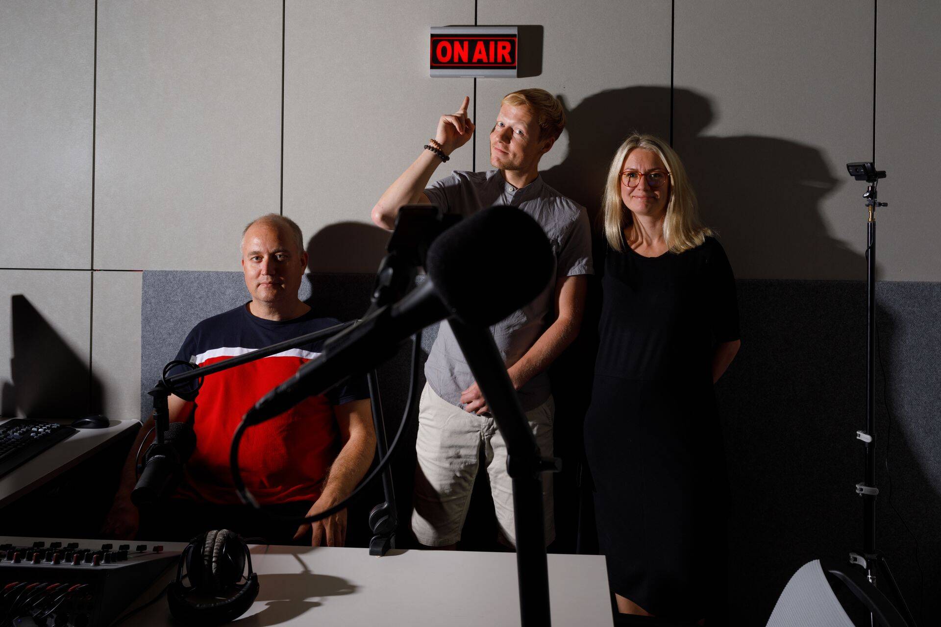 Osa Äripäeva raadio toimetusest - muusikajuht-toimetaja Andres Panksepp (vasakul), saatejuht-toimetaja Rivo Sarapik ja Äripäeva raadio juht Birjo Must. Fotolt on puudu saatejuhid-toimetajad Priit Pokk ja Kaisa Gabral.