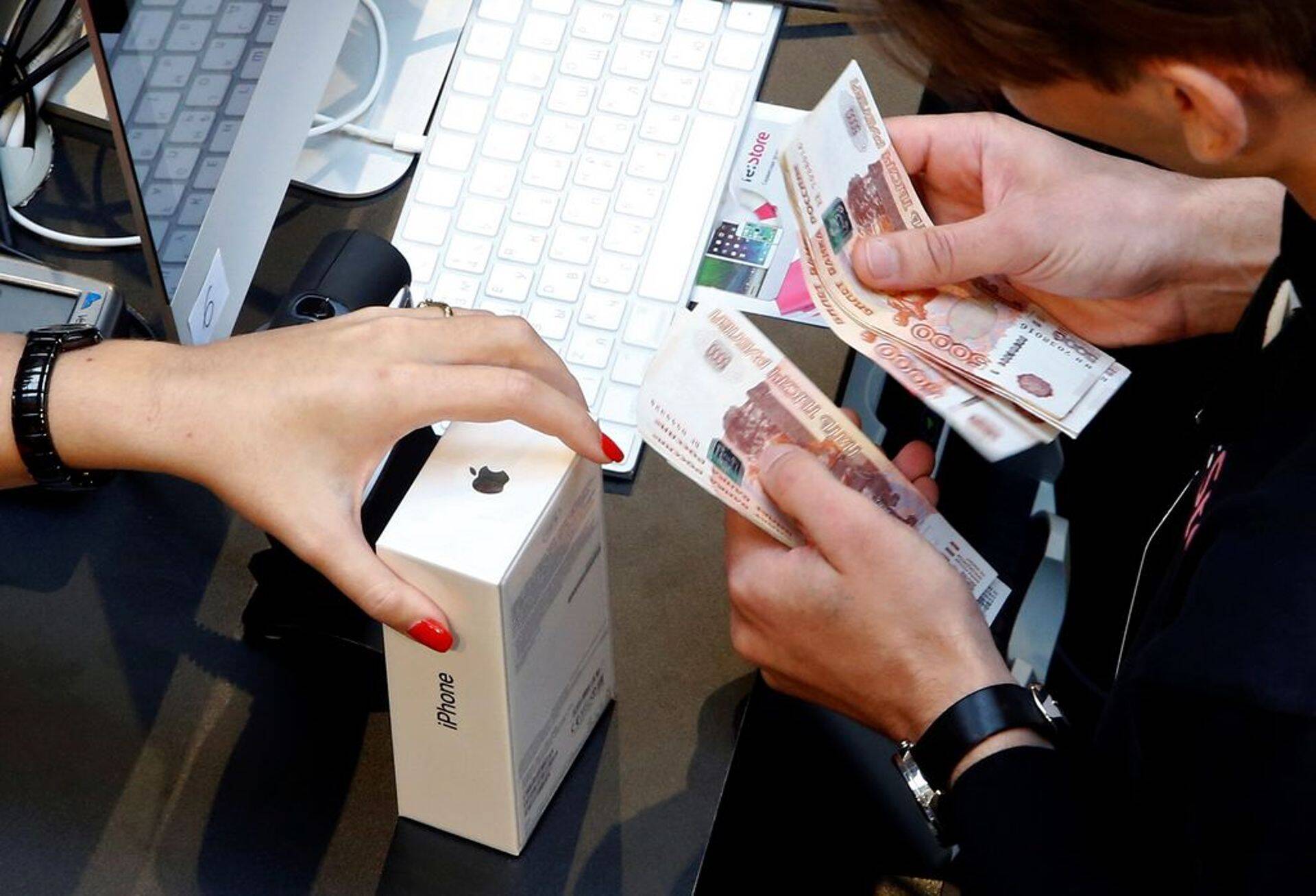 Vene rubla langus tõstab Venemaa elanikele välismaal toodetud kaupade hindu.