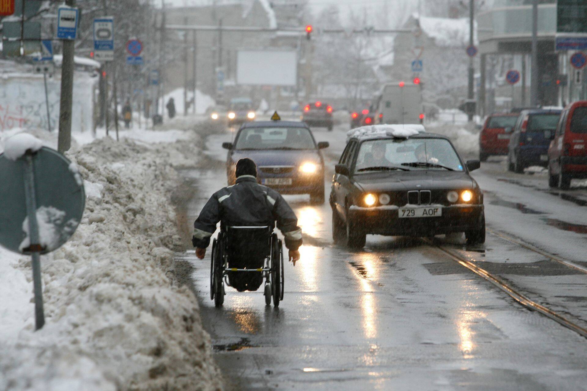 Люди с ограниченными возможностями нуждаются не только в пособиях, но и в хорошо организованных услугах. Перед выборами об этом мало кто вспоминает.