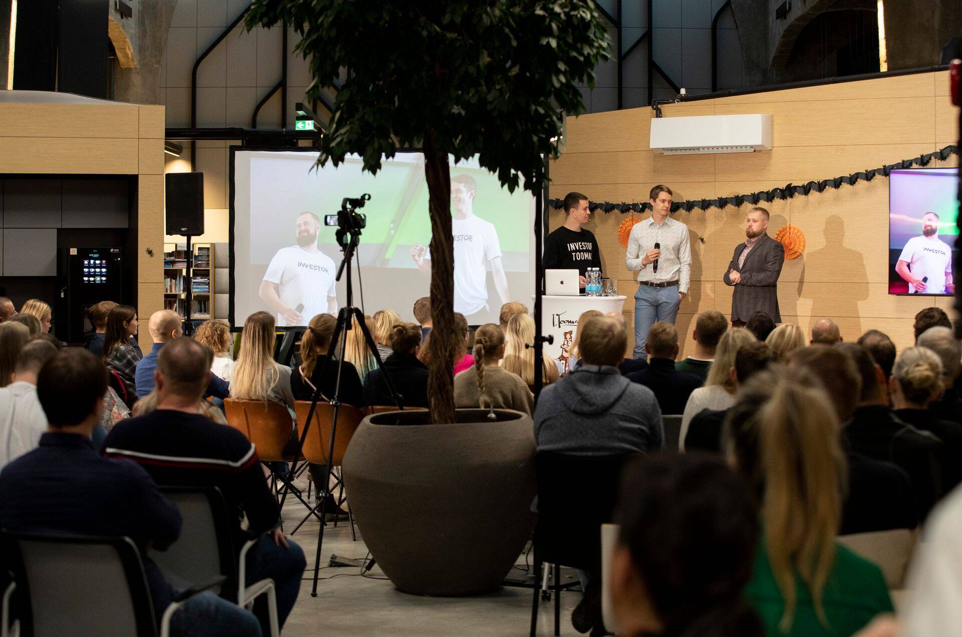 Klubi esimesel taaskohtumisel olid kohal nii selle asutajad kui praegune investor Toomase meeskond, aga ka vahepeal kogukonda käigus hoidnud "investor joomas" seltskonna eestvedajad. Laval vasakult Äripäeva börsitoimetuse juht Juhan Lang ning Investeerimisklubi asutajad Marko Oolo ja Tõnis-Denis Merkuljev.