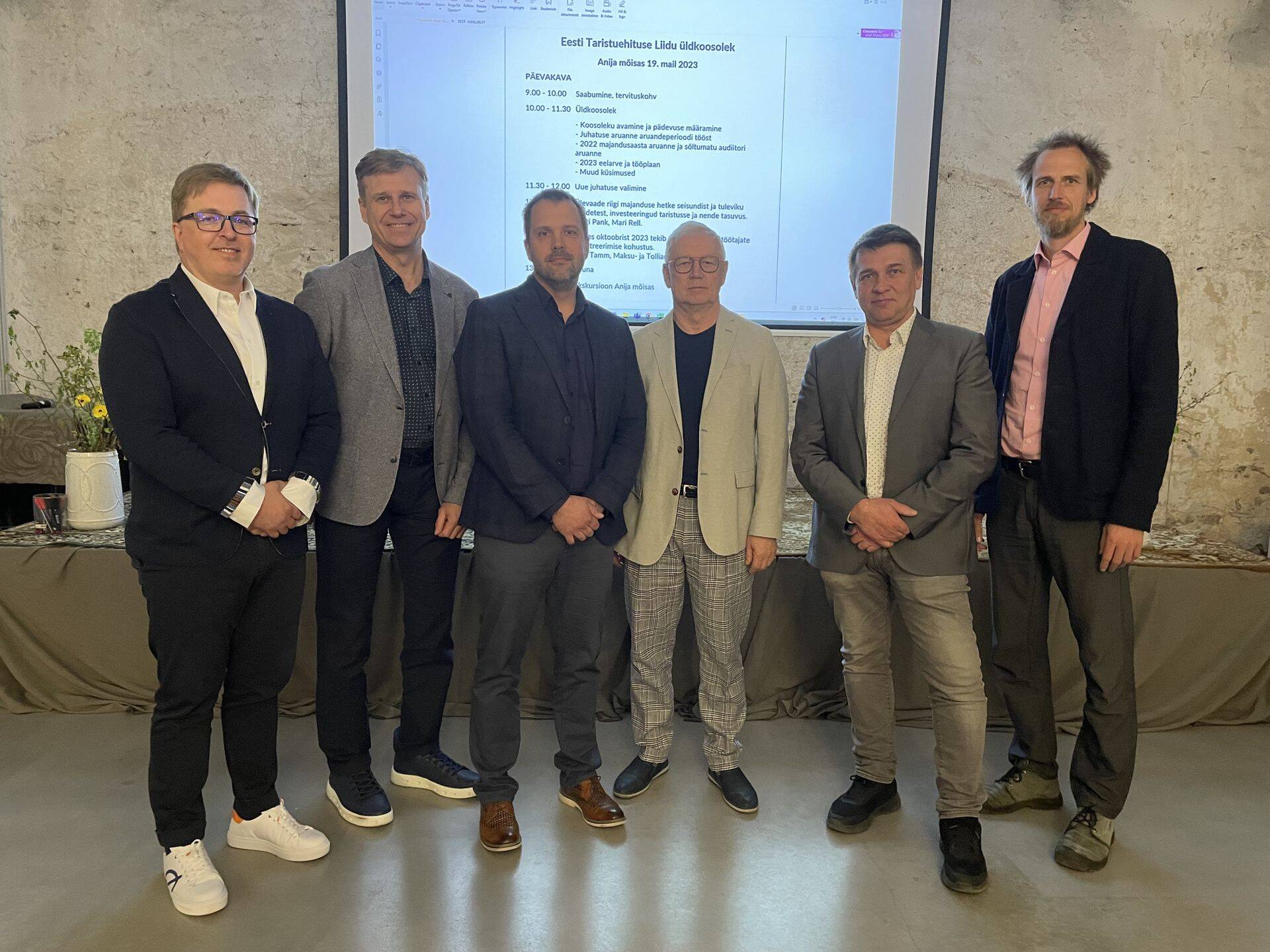 Uue juhatuse liikmed Indrek Pappel (vasakult), Tarvi Kliimask, Priit Kuldsaar, Andres Gailit, Jüri Läll ja Marek Koit. Pildilt puudub Veiko Veskimäe.