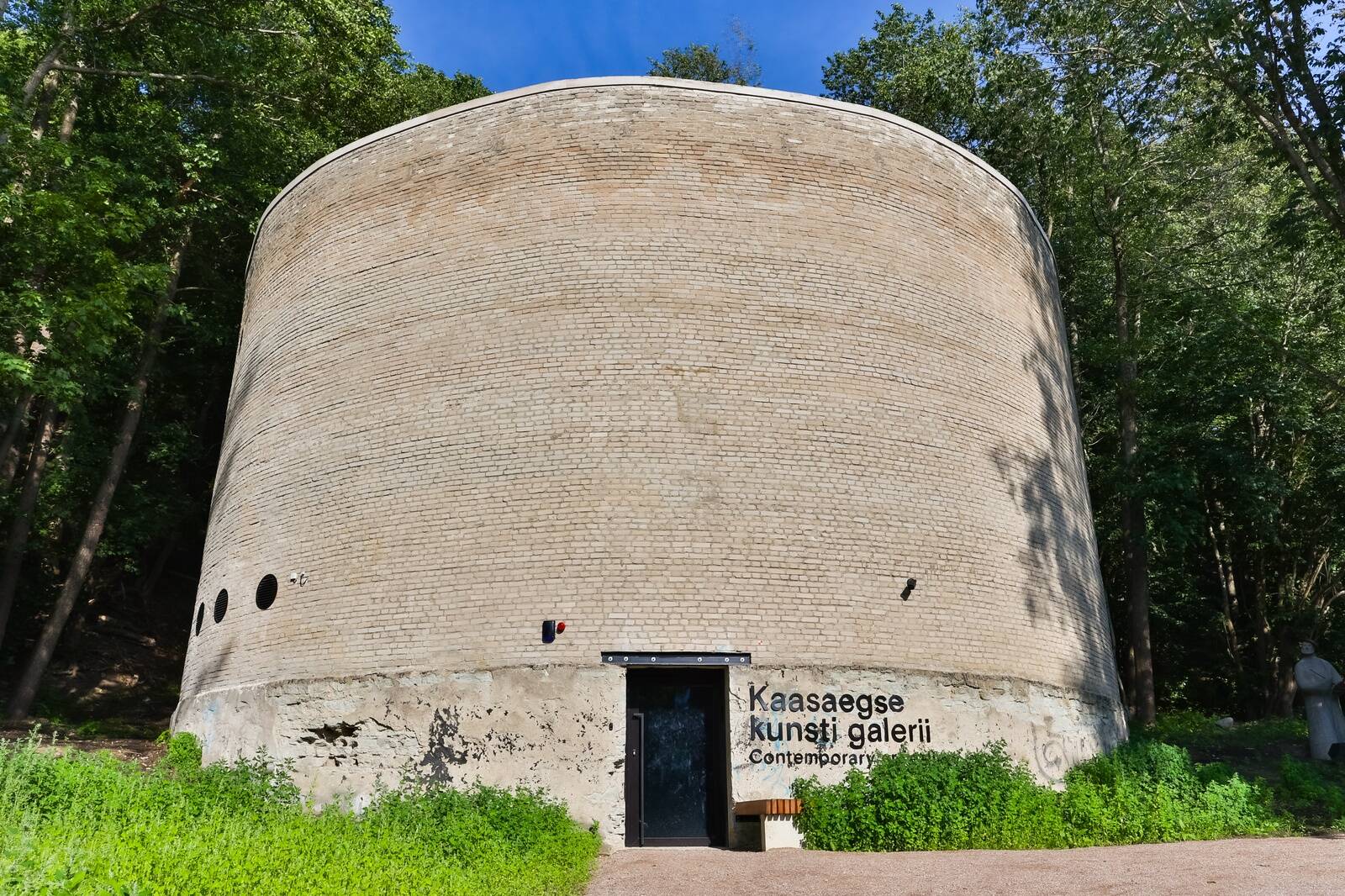 Viimsi Artiumi kaasaaegse kunsti galerii asub suurest majast eraldi, maastikukaitseala serval.