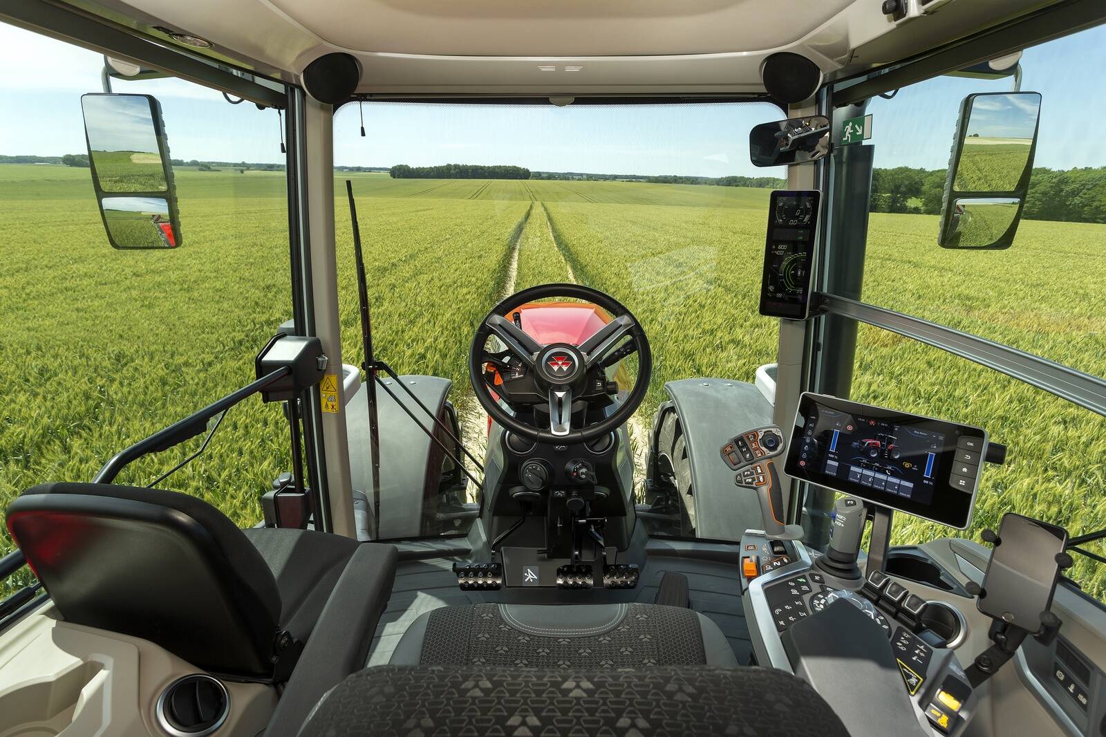 8S on kõige vaiksema (müratase ainult 68 dB) kabiini ja 360° nähtavusega traktor.