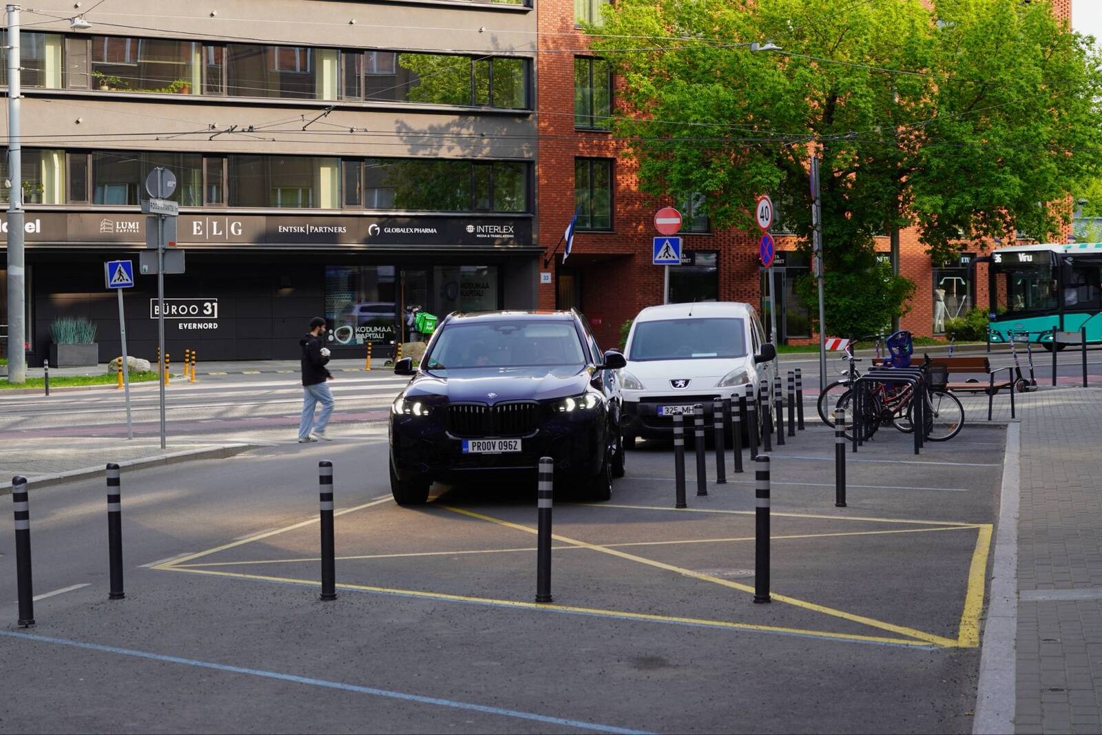 Велосипедам везде у нас дорога, машинам - отнюдь не почет. Так выглядит парковка около магазина Кирки Кубри.