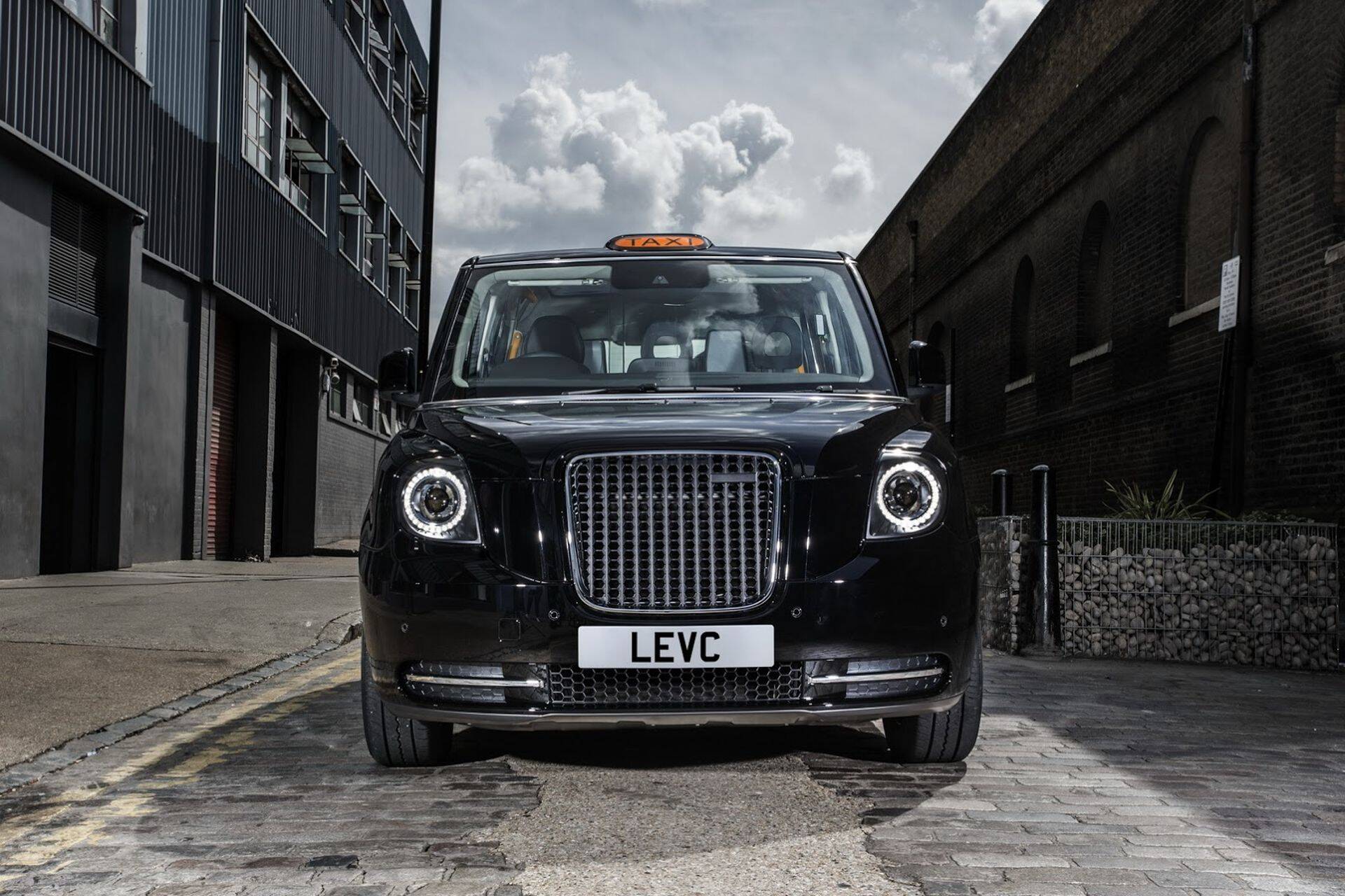 Sel nädalal astus avalikkuse ette uus Londoni takso.