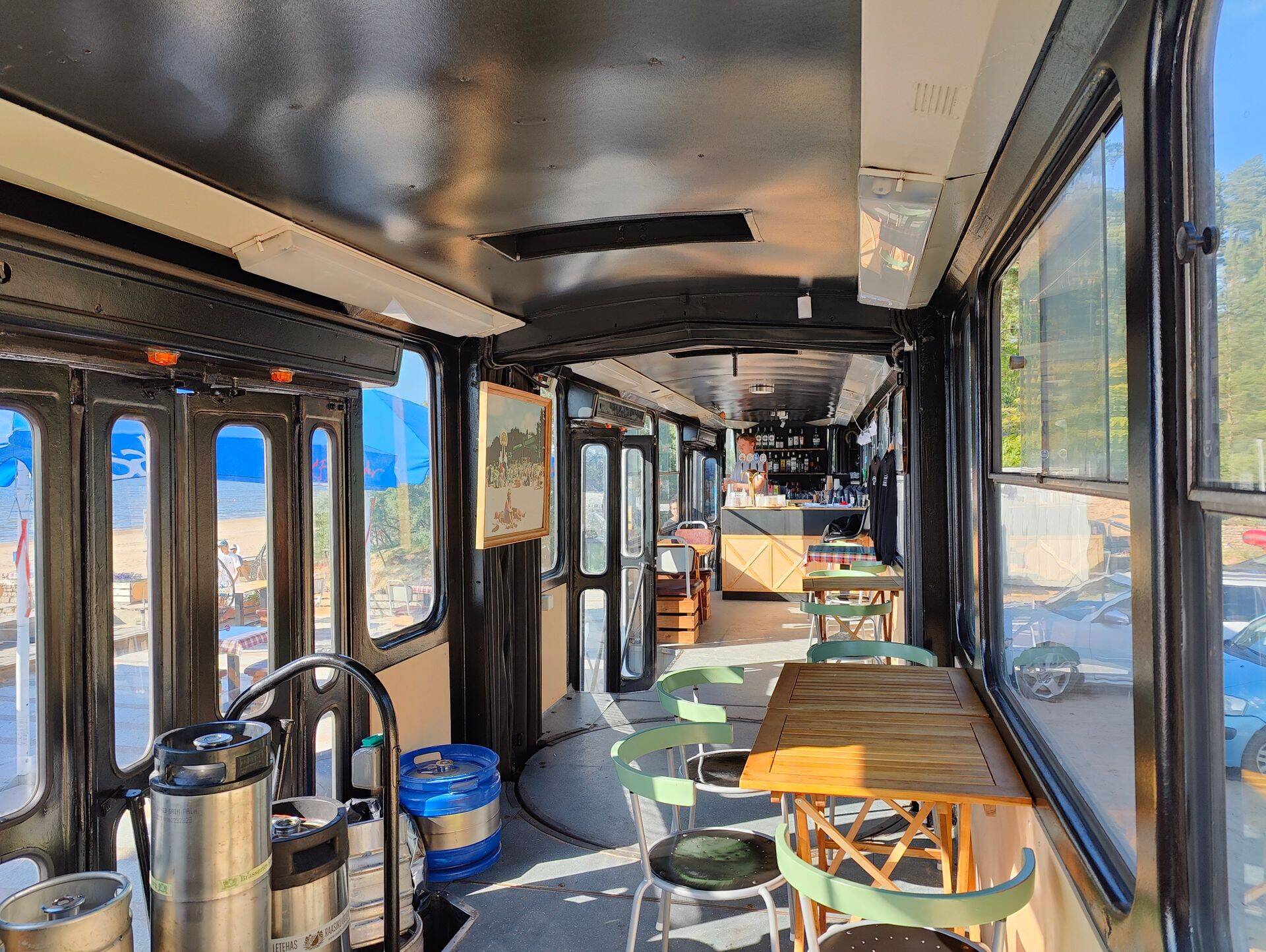 Оборудовать кухню внутри трамвая нельзя, а вот поставить бар и несколько столиков – вполне.