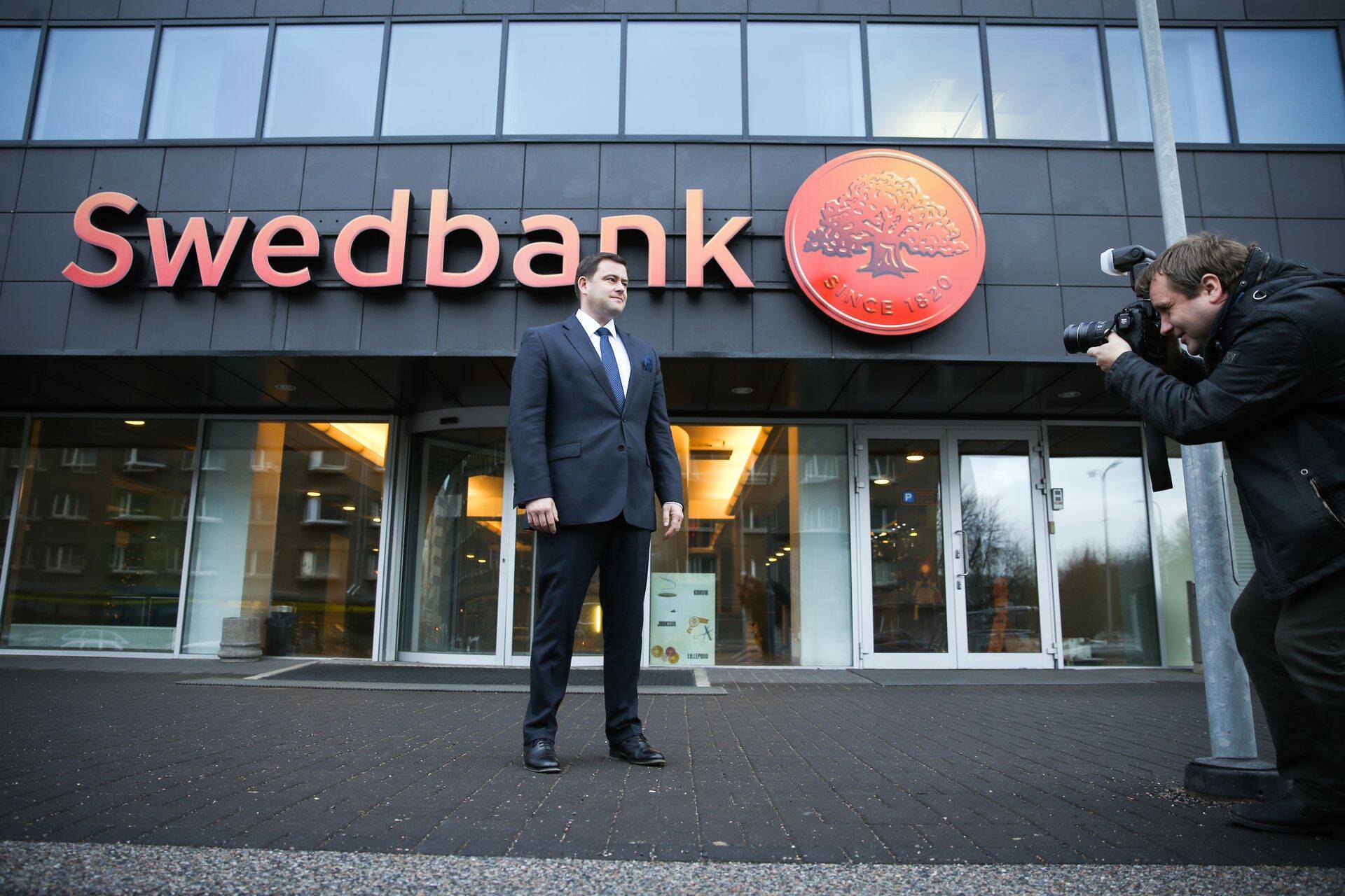 Aasta 2014. Ettevõtete panganduse juht Robert Kitt võtab üle Priit Perensilt Swedbank Eesti üksuse juhi koha.