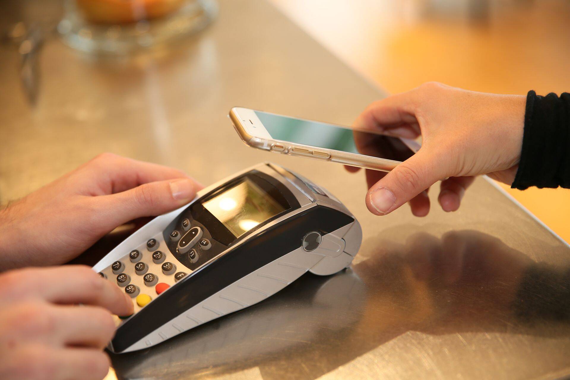 Mobiiliga maksmisel kasutatakse enamasti sama tehnoloogiat, mida viipekaartide puhul, ehk NFCd (near field communication).