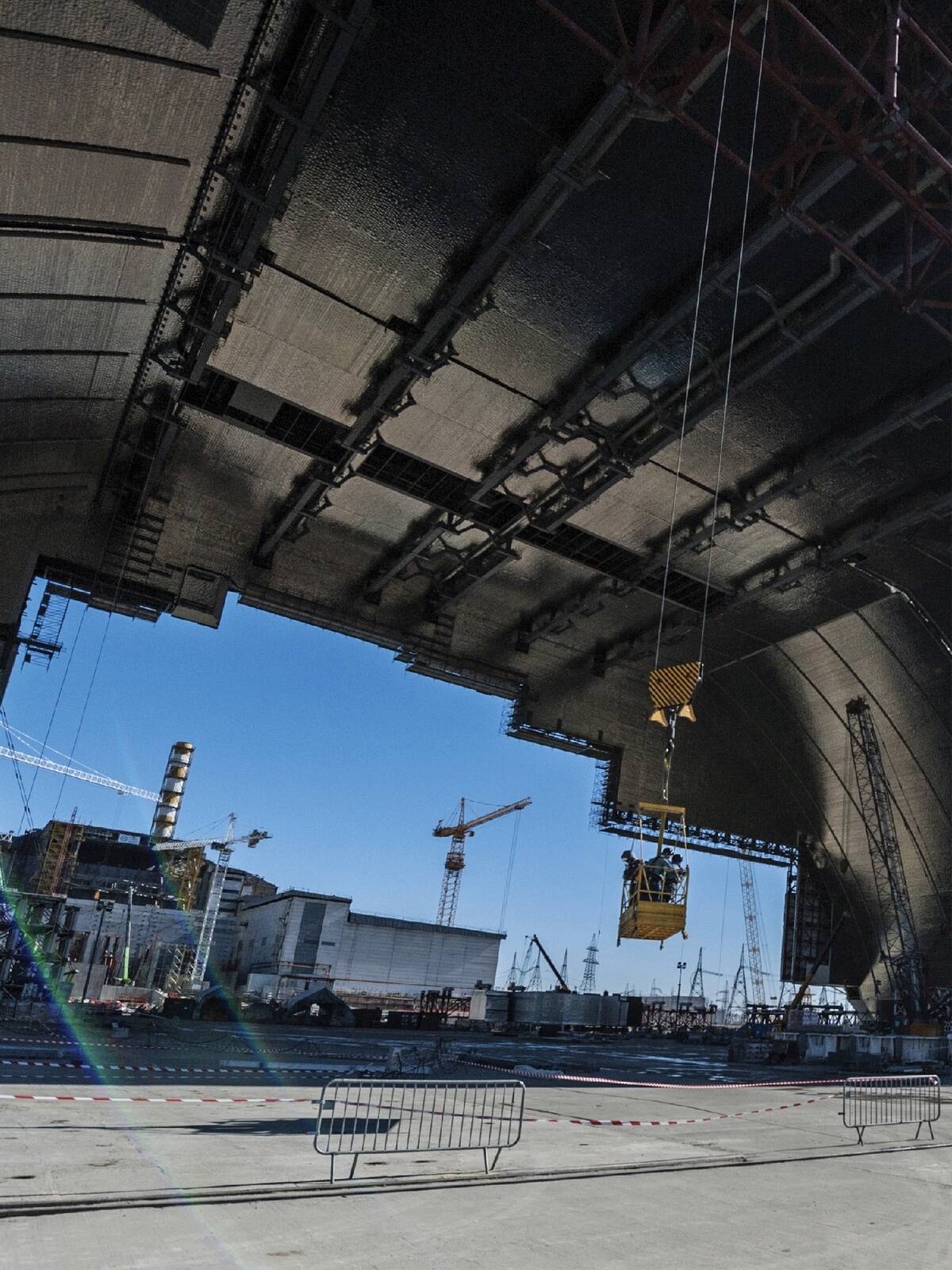 110 meetri kõrgune metallkonstruktsioon lükatakse tuumajaama kohale, et pitseerida see terveks sajandiks kinni.
