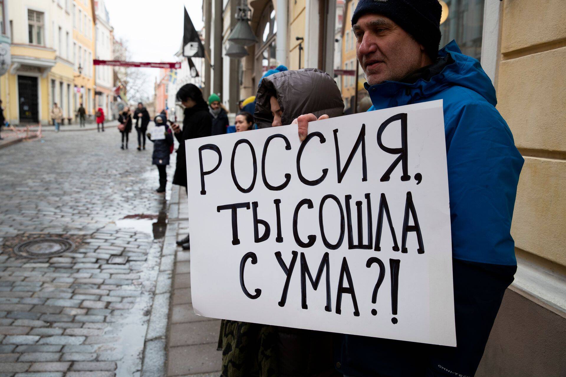 Meeleavaldus Ukraina toetuseks Venemaa saatkonna ees Tallinna vanalinnas.