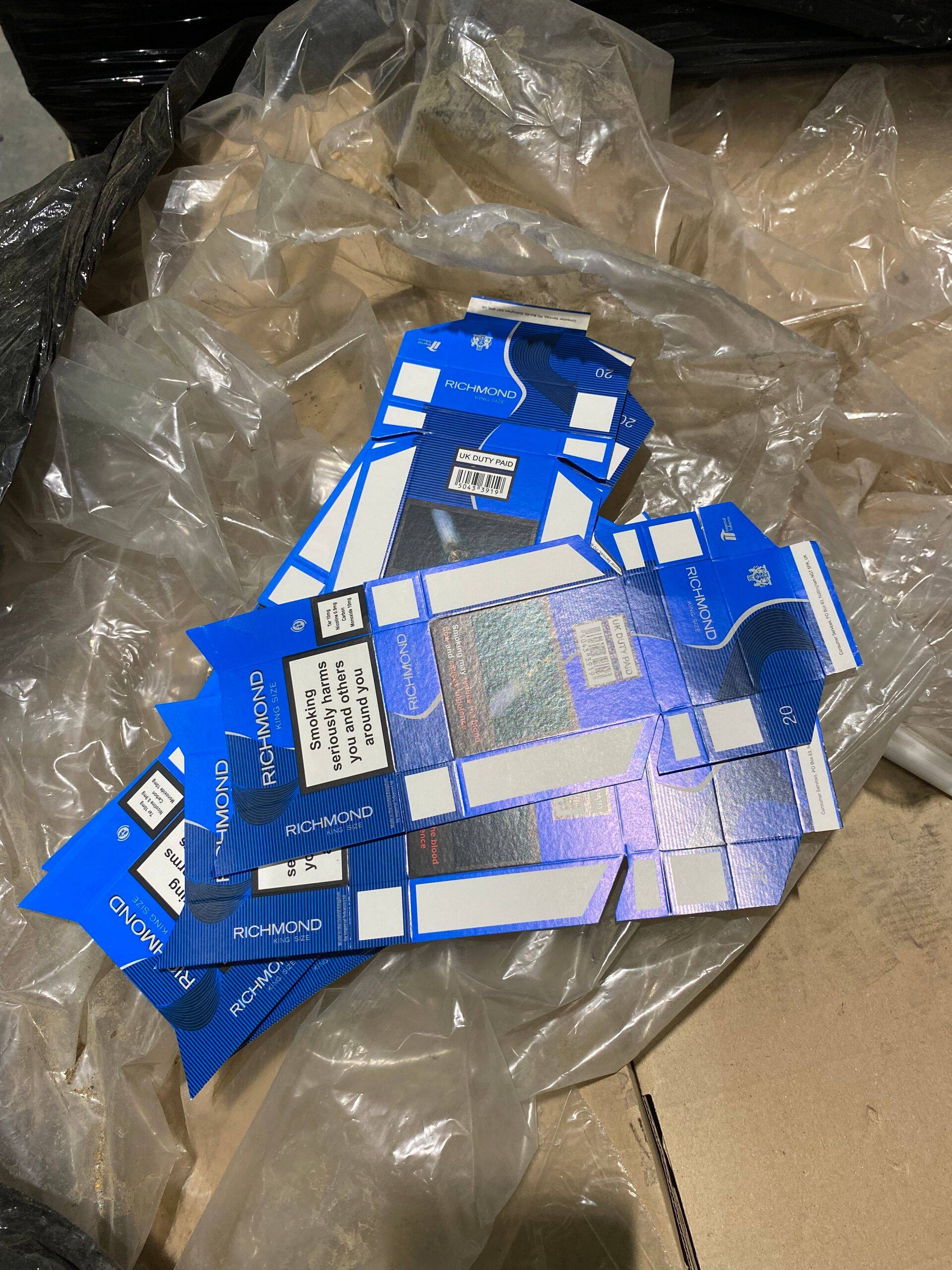 Заготовки для пачек сигарет, найденные на нелегальной фабрике.