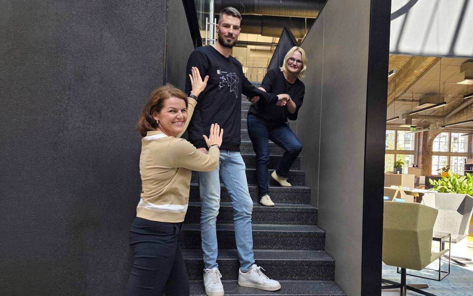 Noor insener oma karjääritrepil. Fotol: TalTechi arengufondi juht Elinor Toming, Transpordiameti projektijuht Jörgen Vanamõisa ja Verstoni personalijuht ja juhatuse liige Estel Pukk.