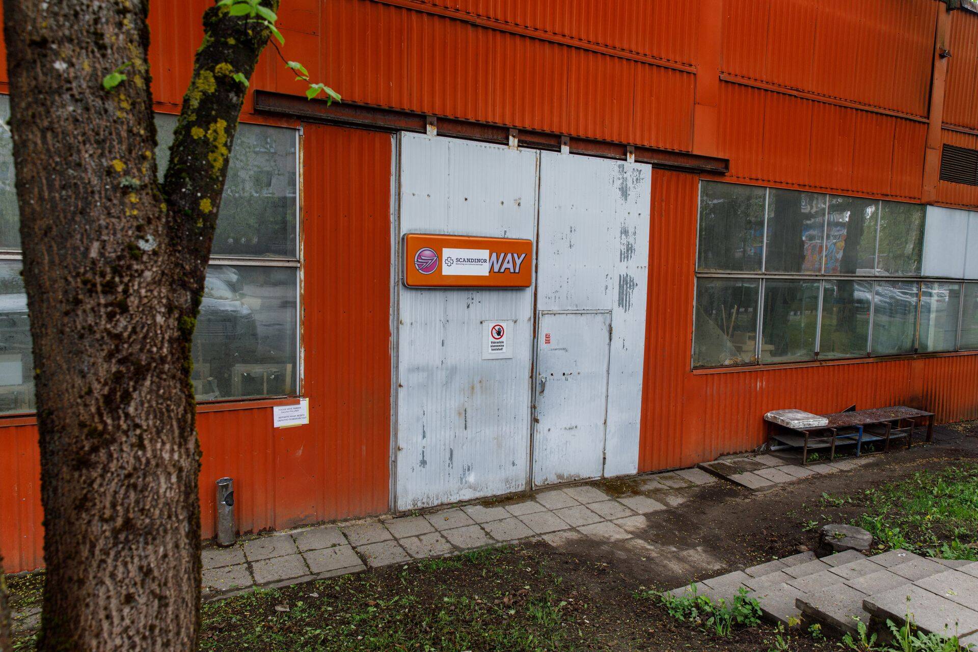 Endine Rootsi suuna turundusjuht süüdistab ettevõtet EASi lepingu võltsimises, samas kui firma juht ütleb, et rootslane elab oma pahameelt meedias välja.