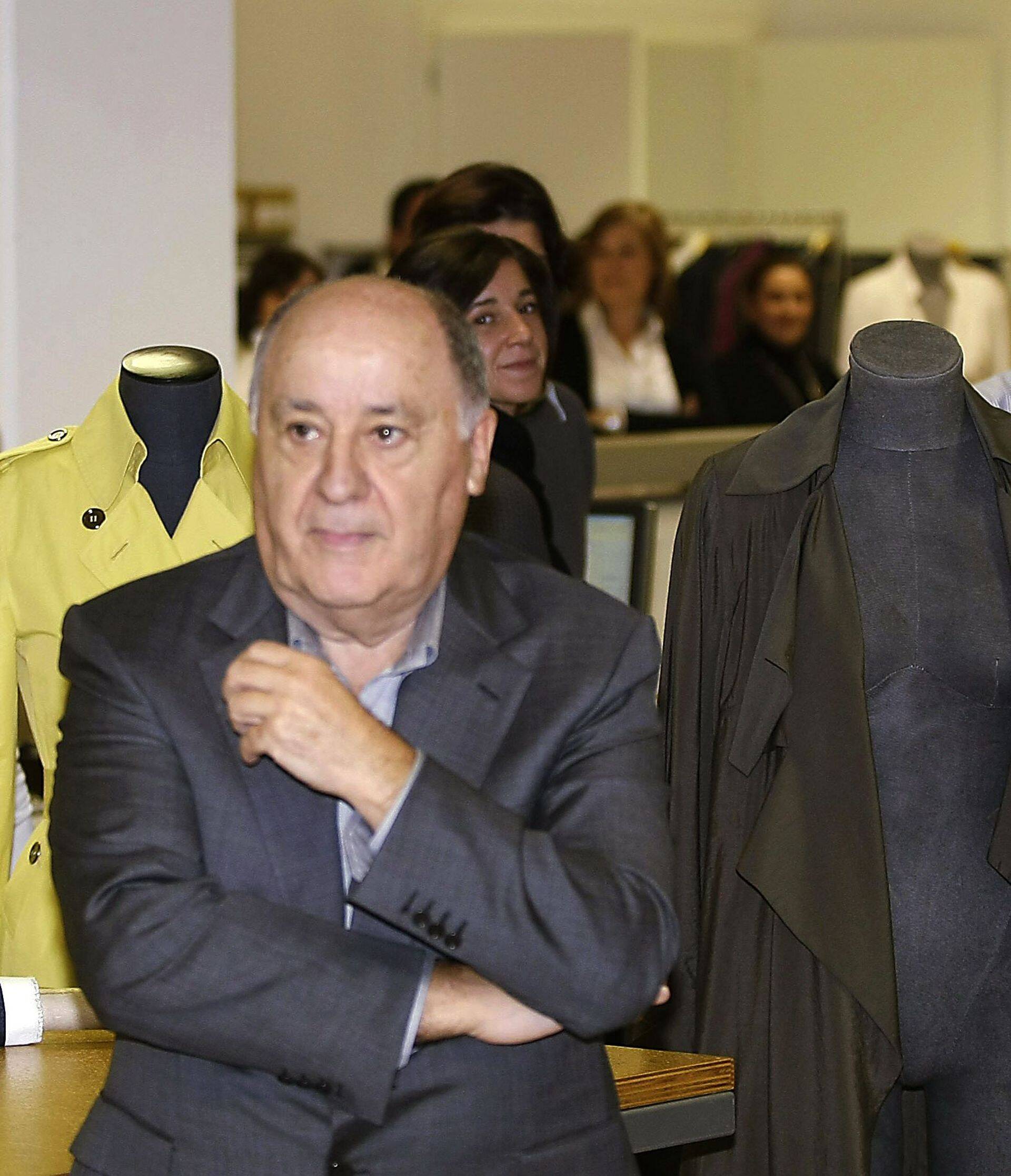 Miljardär Amancio Ortega Hispaanias Inditexi tehast külastamas.
