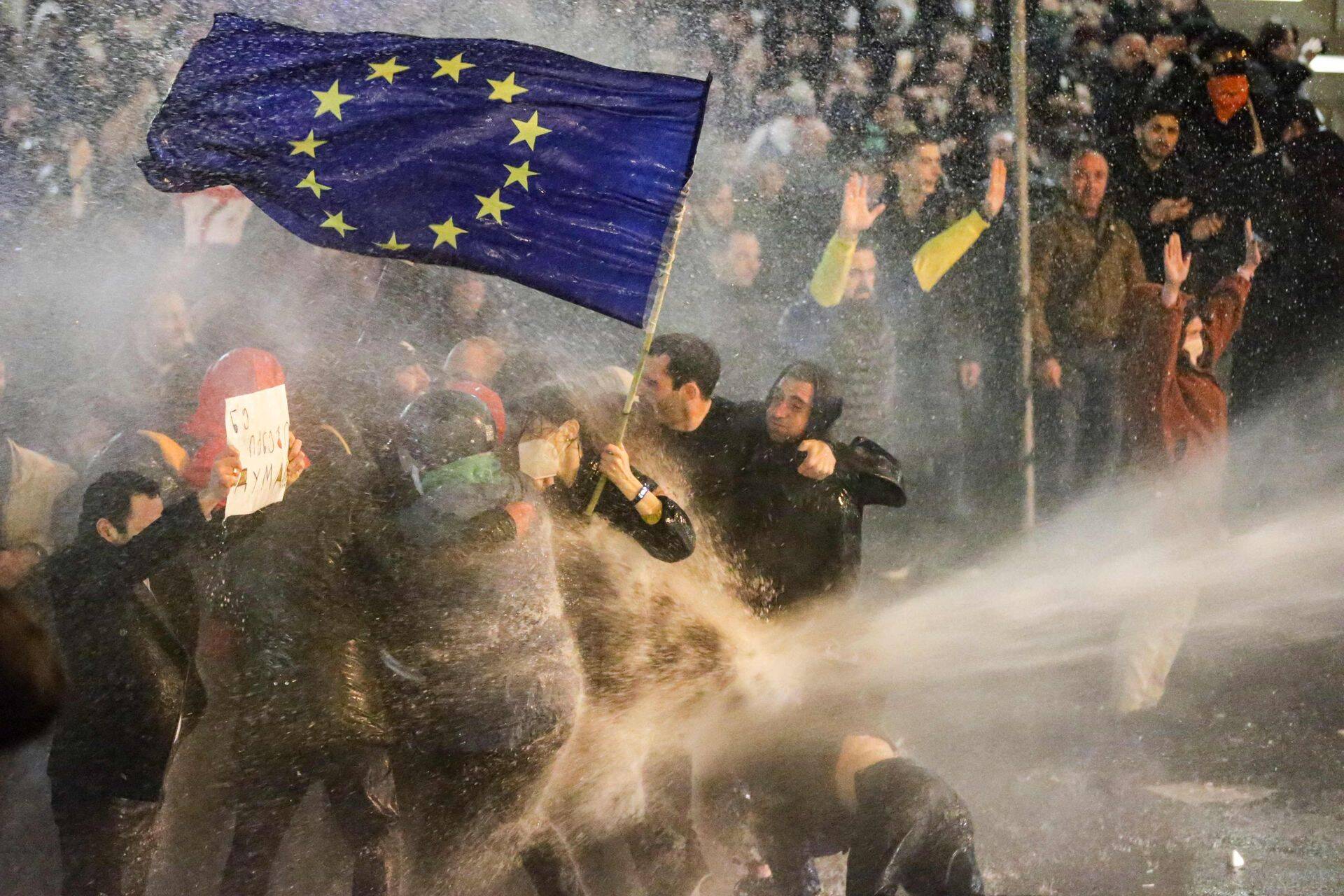 Meeleavaldajad on tulnud välja ka Euroopa Liidu lippudega, mis sümboliseerib nende jaoks Gruusia tulevikuambitsioone.