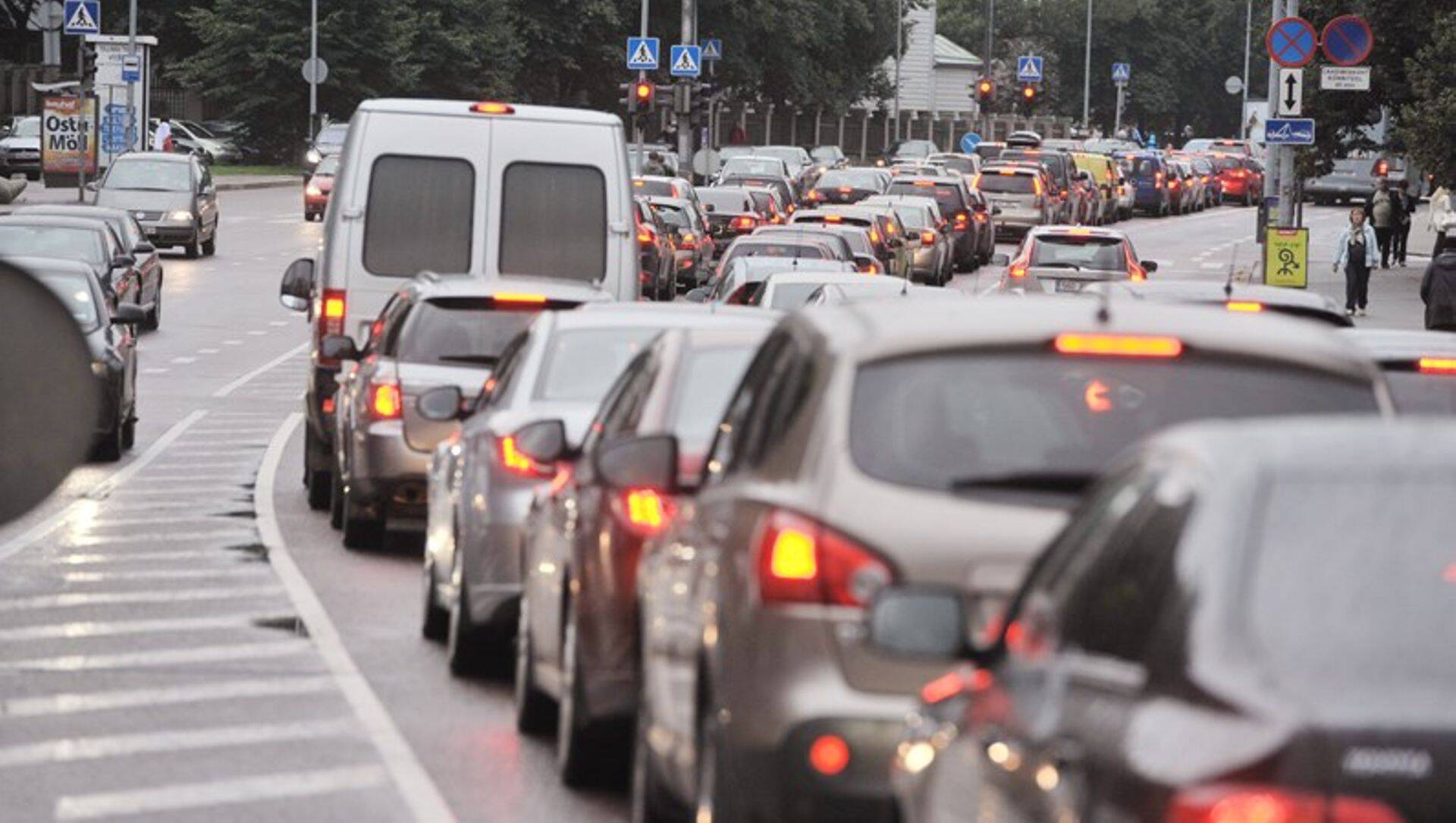 В прошлом году свои личные поездки на служебных автомобилях оплатили менее 100 чиновников