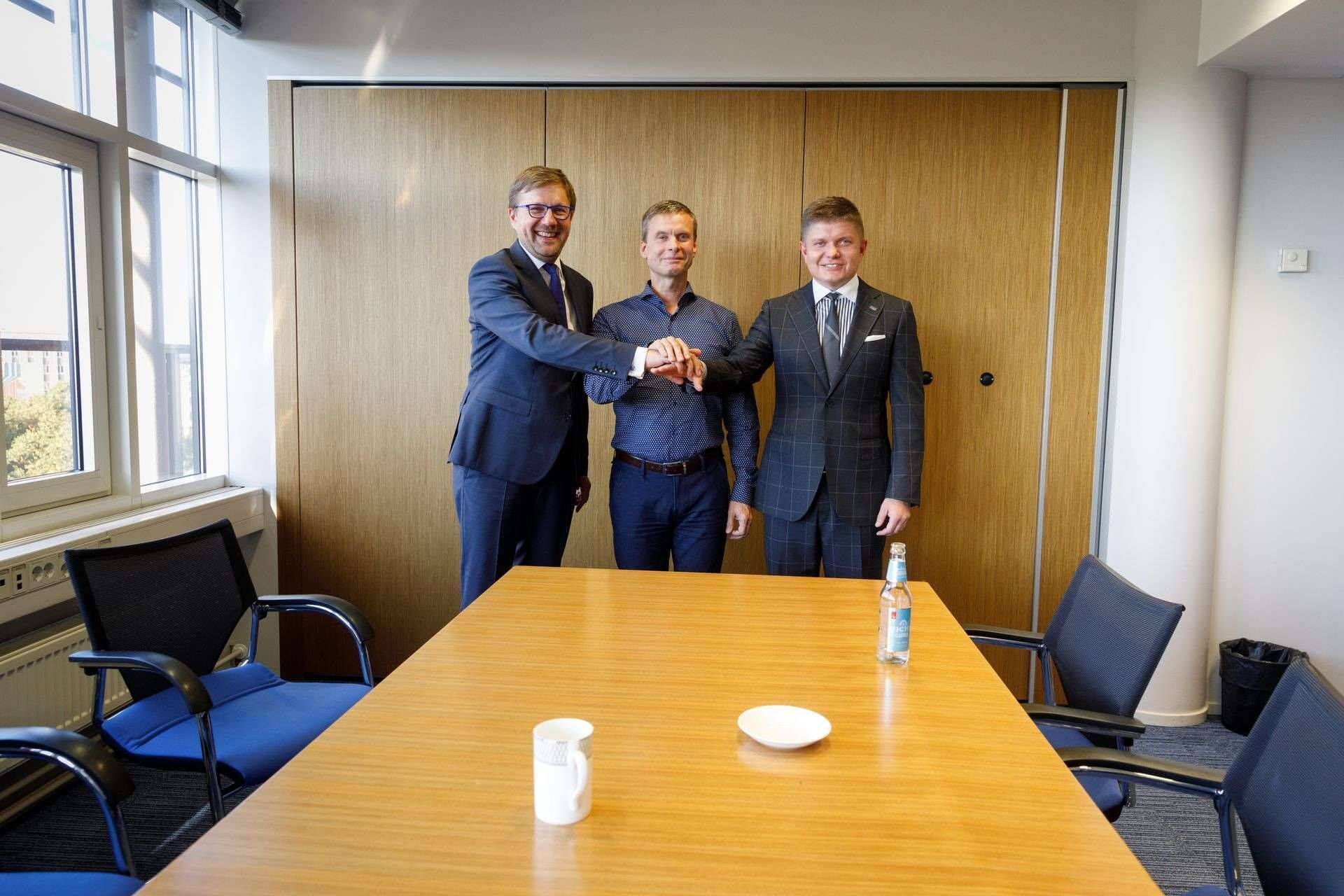 Paged S.A. tegevjuht Tomasz Modzelewski (vasakult), Valmose tegevjuht Heiki Vahermets ja Kaamos Groupi juhatuse esimees Marek Pohla sõlmisid suure tehingu.