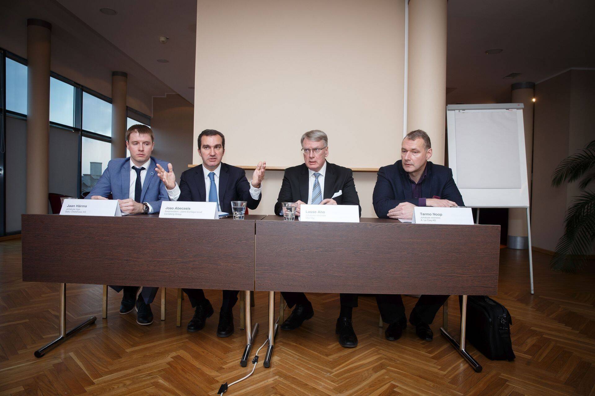 Vasakult Saku Õlletehase juhatuse liige Jaan Härms, Carlsbergi asepresident Joao Abecasis, Olvi juht Lasse Aho ja A. Le Coci juht Tarmo Noop
