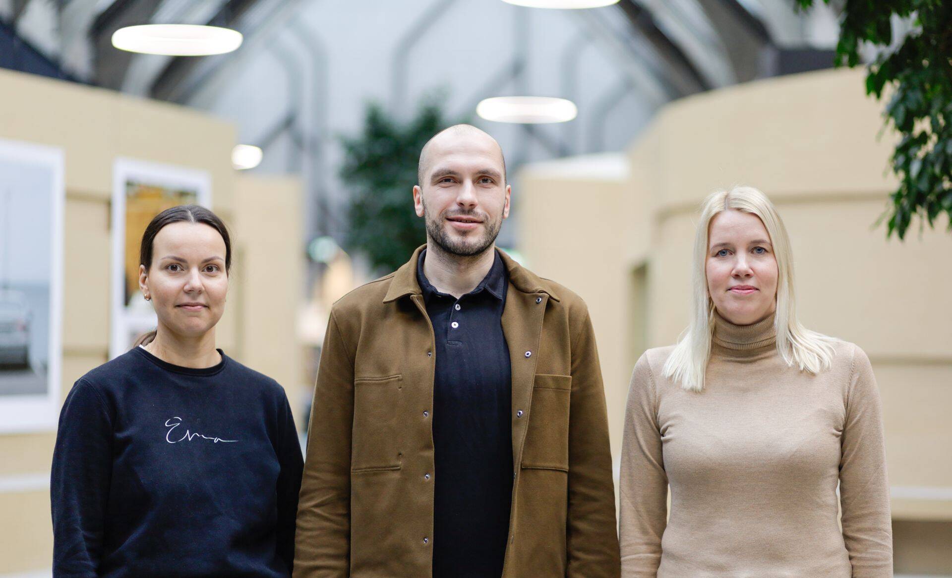 Swedbanki põllumajandussektori juht Brit Padjus (paremal), jätkusuutlikkuse strateeg Anu Liblik (vasakul) ja LHV jätkusuutlikkuse spetsialist Mihkel Tamm kinnitavad kui ühest suust, et finantseerimistingimuste muutusi tehes peetakse eelnevalt nõu klientidega.