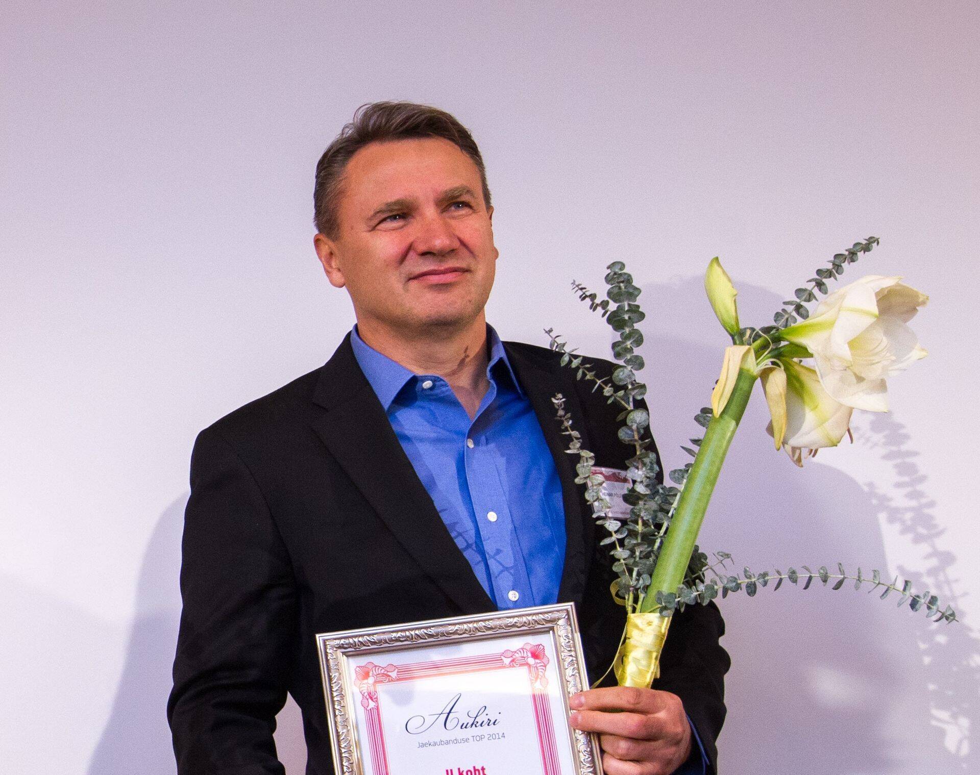 Põldma Kaubanduse omanik Heinar Põldma vastu võtmas Jaekaubanduse TOPi autasu 2014 aasta Kaubanduse Aastakongressil