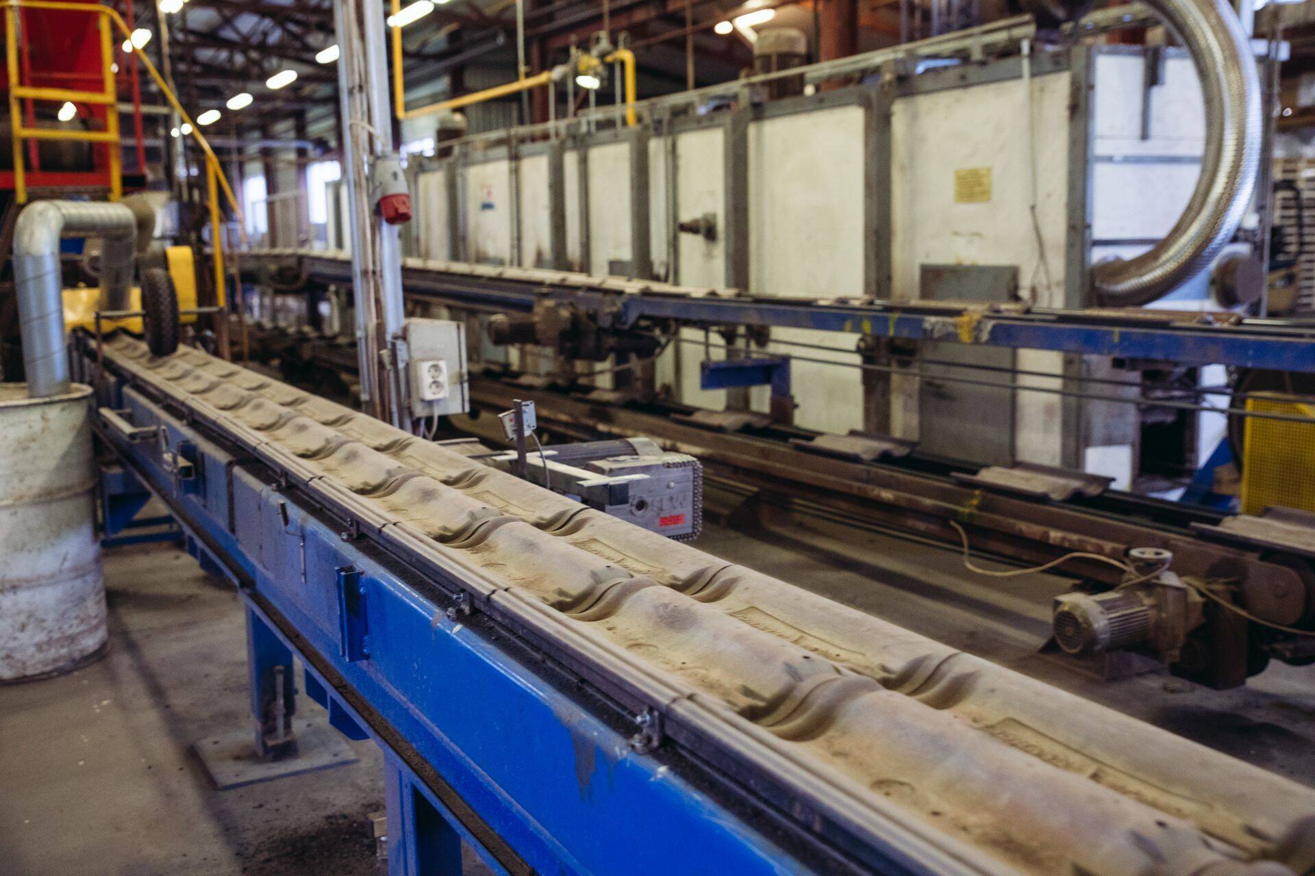 Toodang suurenes ka ehitusmaterjalide tootmises. Fotol Monieri uus katusekivide tehas.