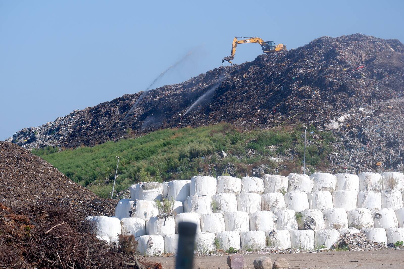 Летом на мусорном полигоне Уикала, которым управляет Ekovir, велись работы по тушению пожара.