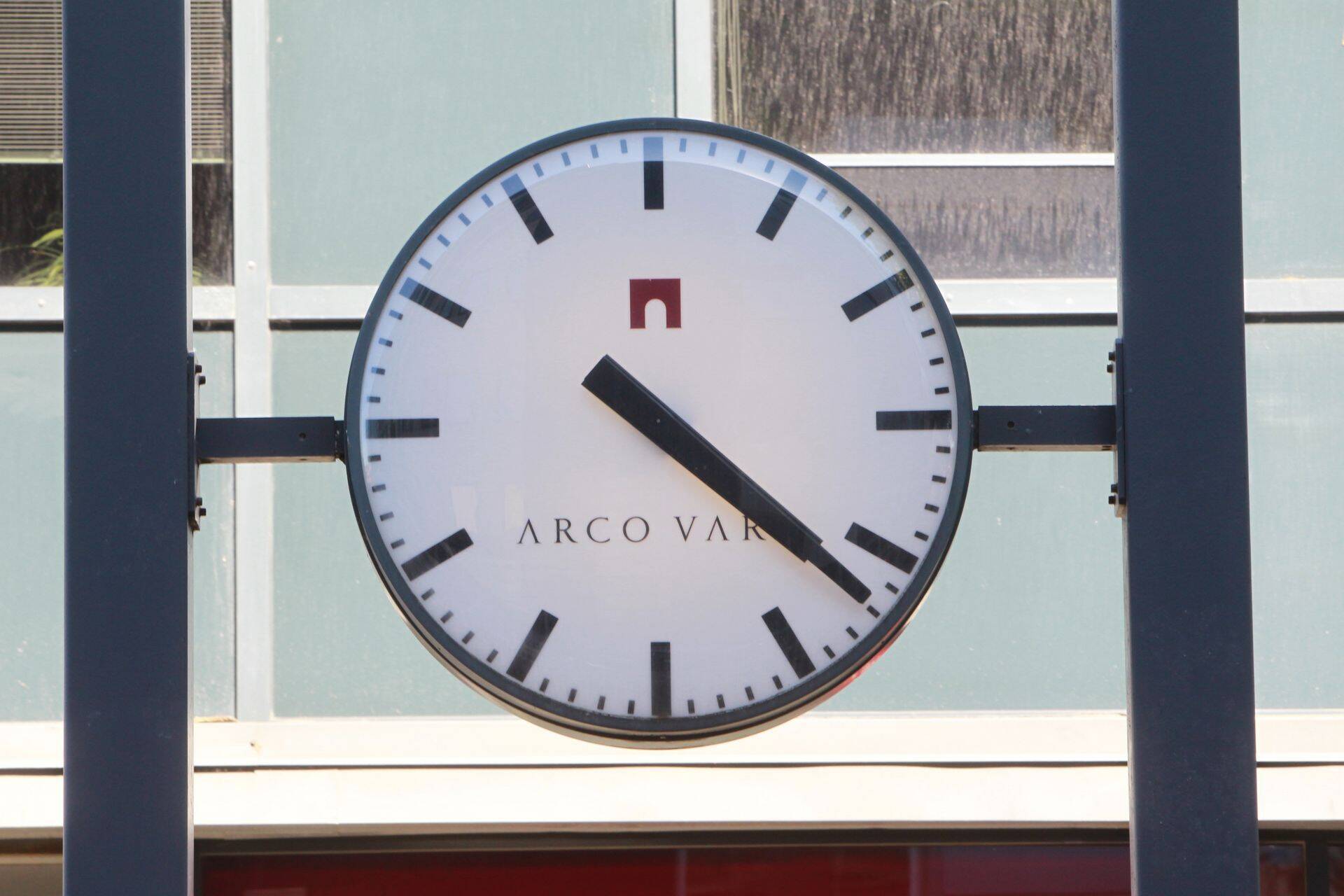 Kell Arco Vara peakontori ees.
