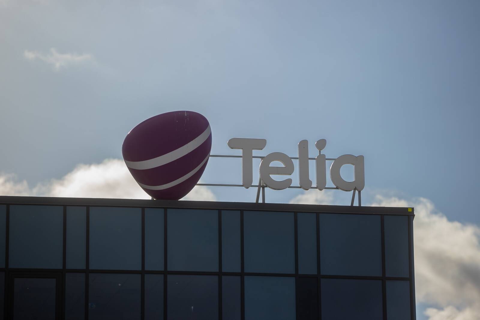 Sel nädalal kehtestas Telia oma klientidele vastu tahtmist kallima ja kiirema internetipaketi, millest loobumiseks peavad inimesed ise kindlal ajal ettevõtet teavitama.