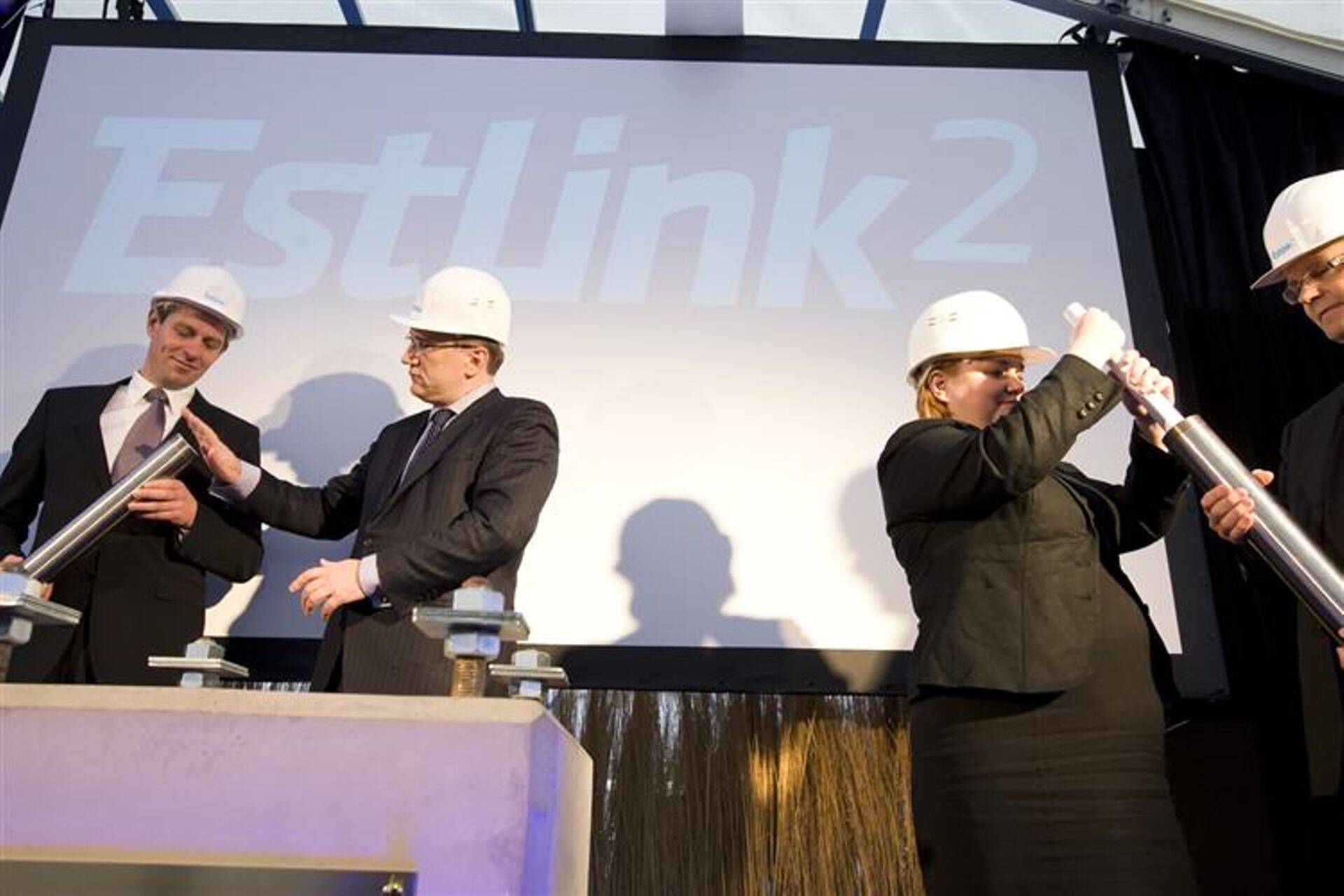 Tseremoonia kulminatsioon. Eleringi juht Taavi Veskimägi, majandus- ja kommunikatsiooniminister Juhan Parts, Soome elamumajanduse- ja kommunikatsiooniminister Krista Kiuru, ning Fingridi juht Jukka Ruusunen.