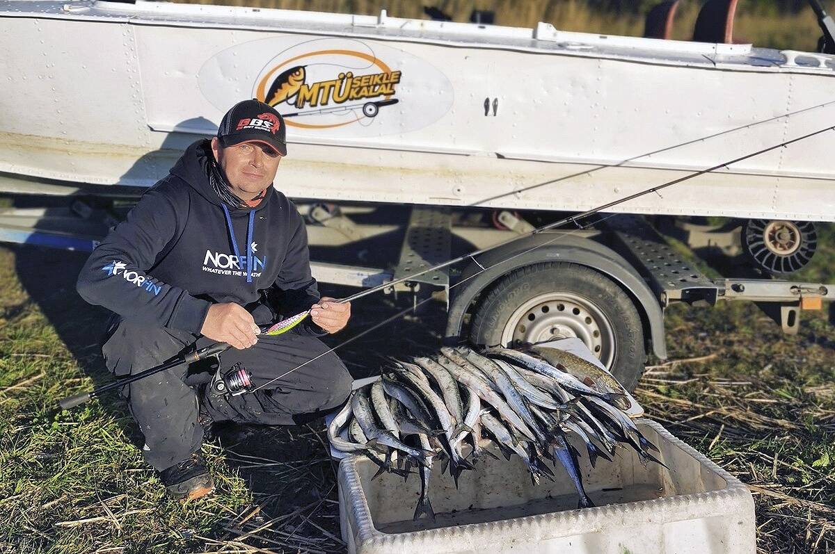 Erkki Mäeväki ja Tõstamaa kandist tabatud tuulehaugid.