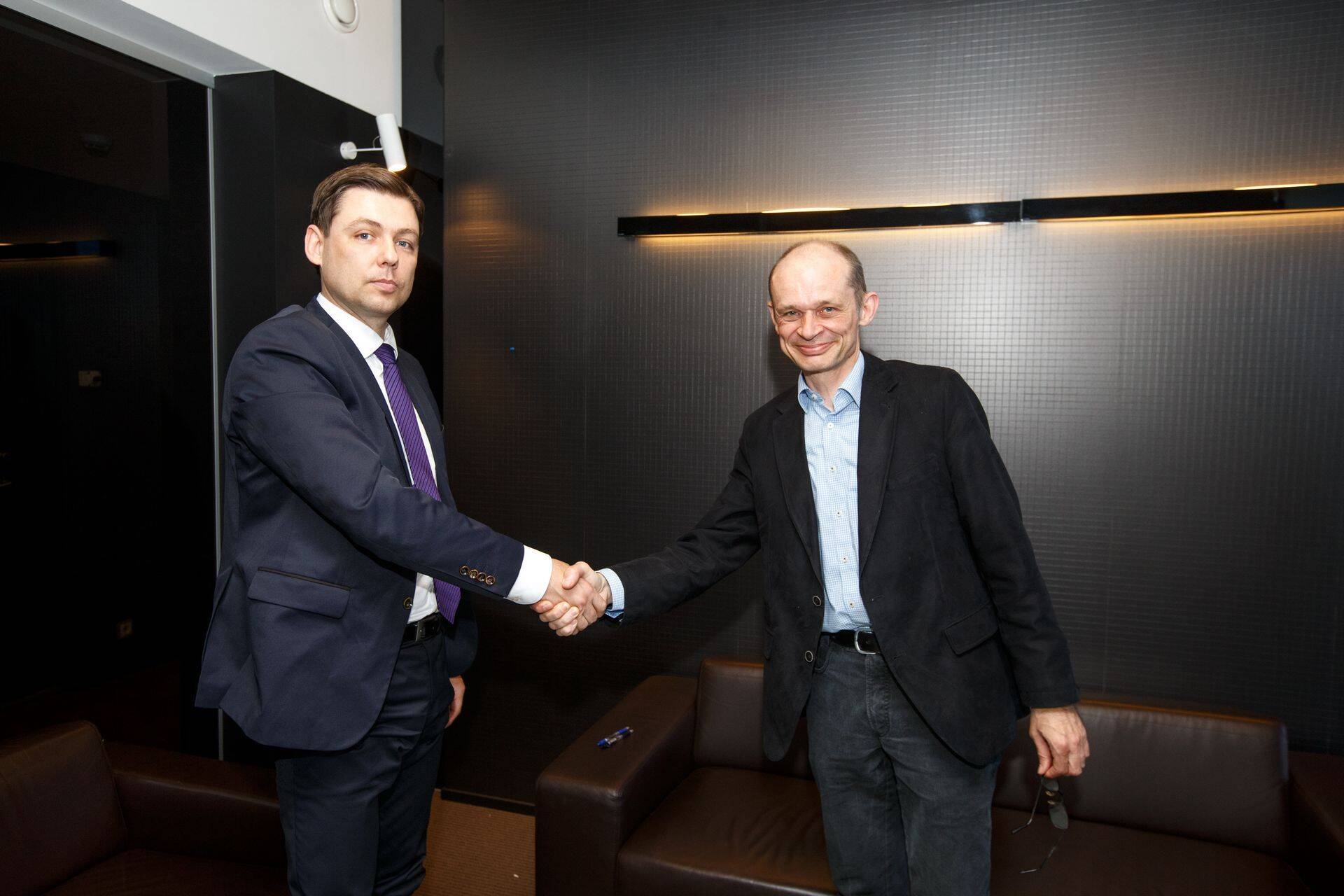 Ajakirjade Kirjastuse juhataja Tõnu Väät (vasakul) ja Äripäeva peadirektor Igor Rõtov.