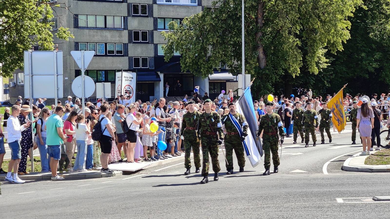Эстонские военные на параде в Нарве.