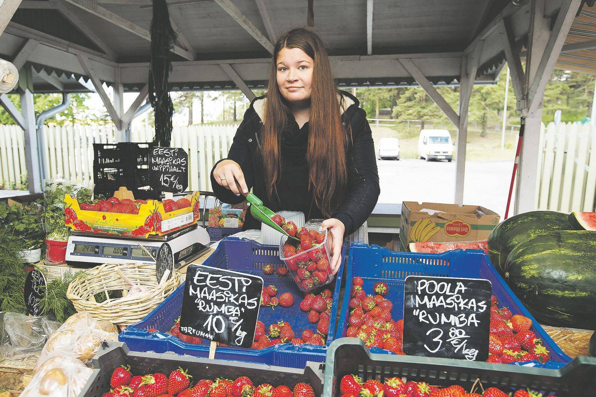 Selle nädala alguses küsiti Nõmme turul Eesti maasika eest ligi kaks korda rohkem kui sama sordi Poola marja eest. Pildil müüja Eliisa.