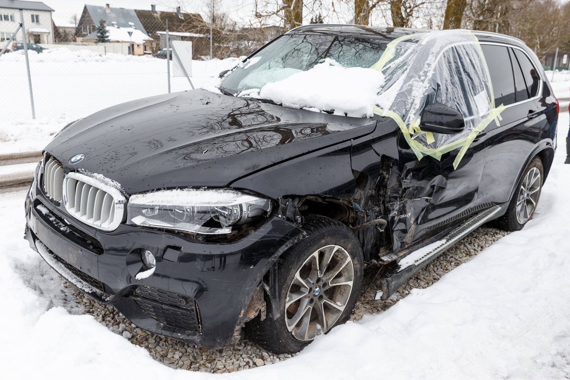 Leedu autovaraste juhitud Palmi BMW-d tulistas ja rammis politsei, lisaks tegid ka leedukad ise sellega avarii.