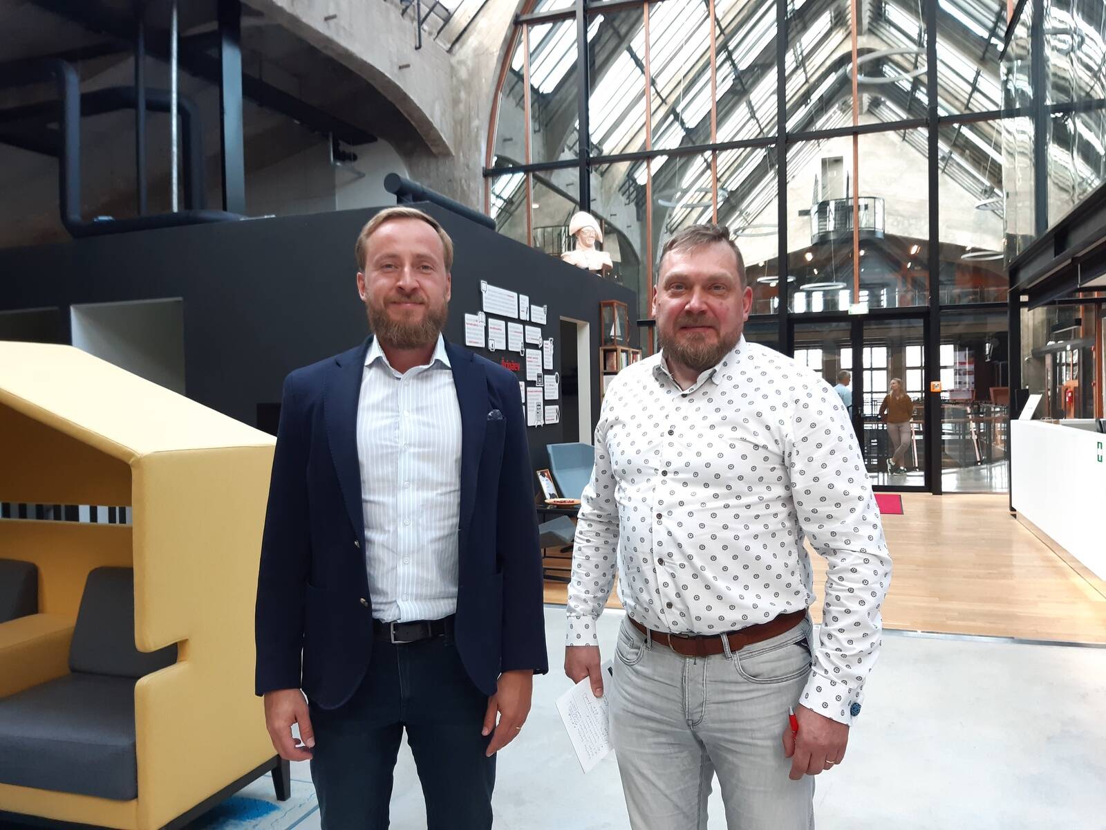 Riigi Kinnisvara haldusteenuste direktor Karel Aasrand ja Newsec Eesti üksuse juht Janek Hintsov räägivad kinnisvarahaldusest Ida-Virumaal, AI-st ja veel muustki.