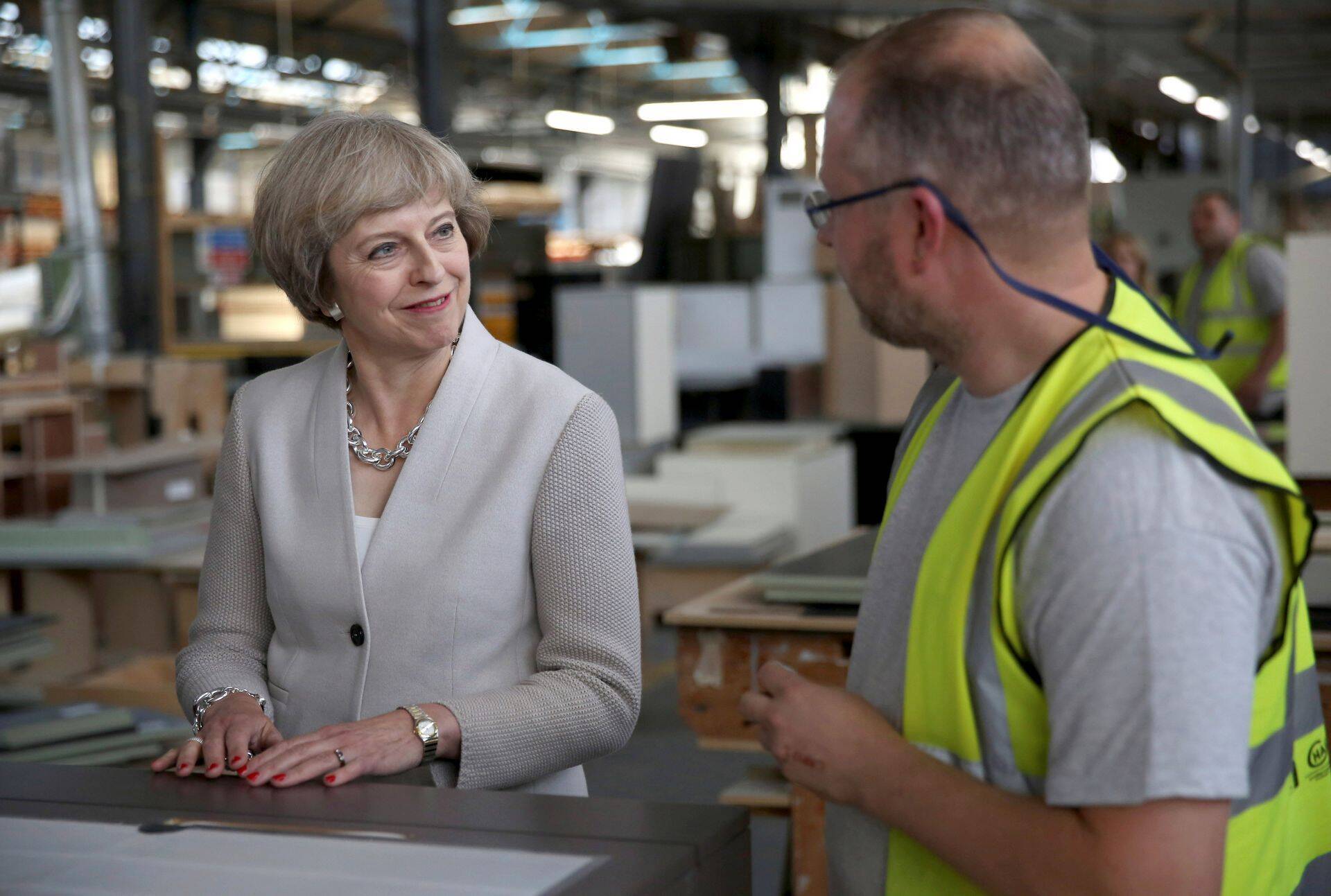 Peaminister Theresa May väisab ettevõtet, et korjata ideid ja arvamusi kavandamisel oleva tööstusstrateegia tarvis
