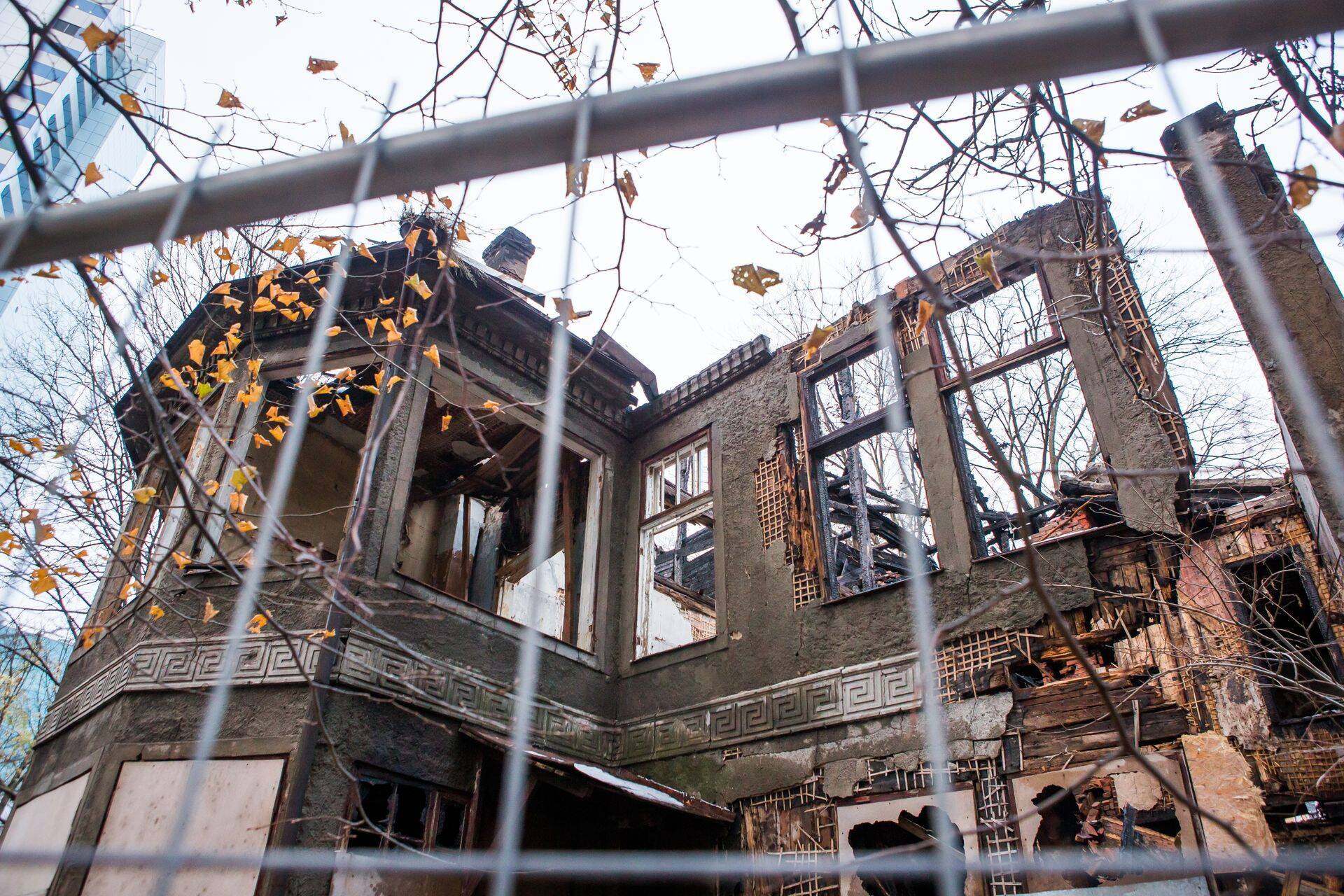 Дом на улице Маакри, находившийся под охраной как памятник старины и сгоревший в пожаре в 2012 году.