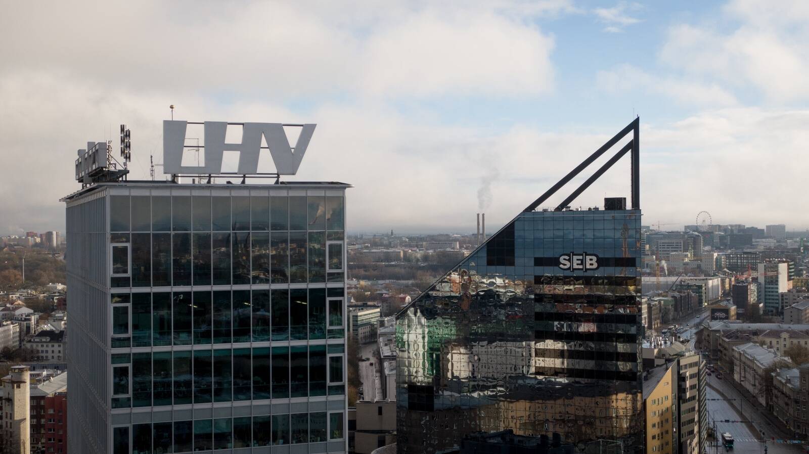 Analüütik Mattias Wallander leiab, et uueks aastaks prognoositud majanduskasv võib mõjuda halvasti pankade laenuportfellidele. Fotol LHV ja SEB peahooned Tallinna kesklinnas.