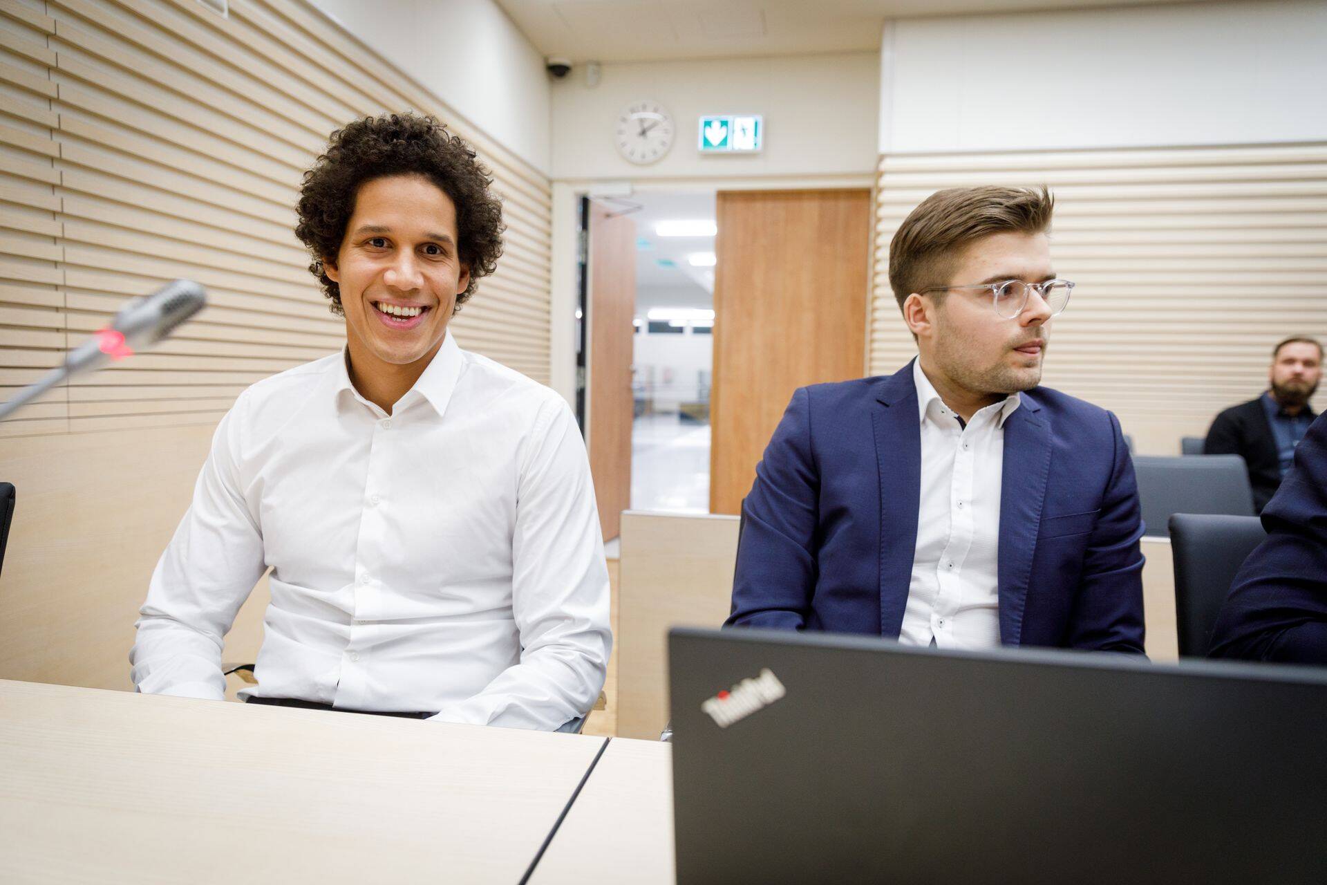 Weekend Festivali korraldajafirma juht John Rugemalira kaitsjaga täna Harju maakohtus.