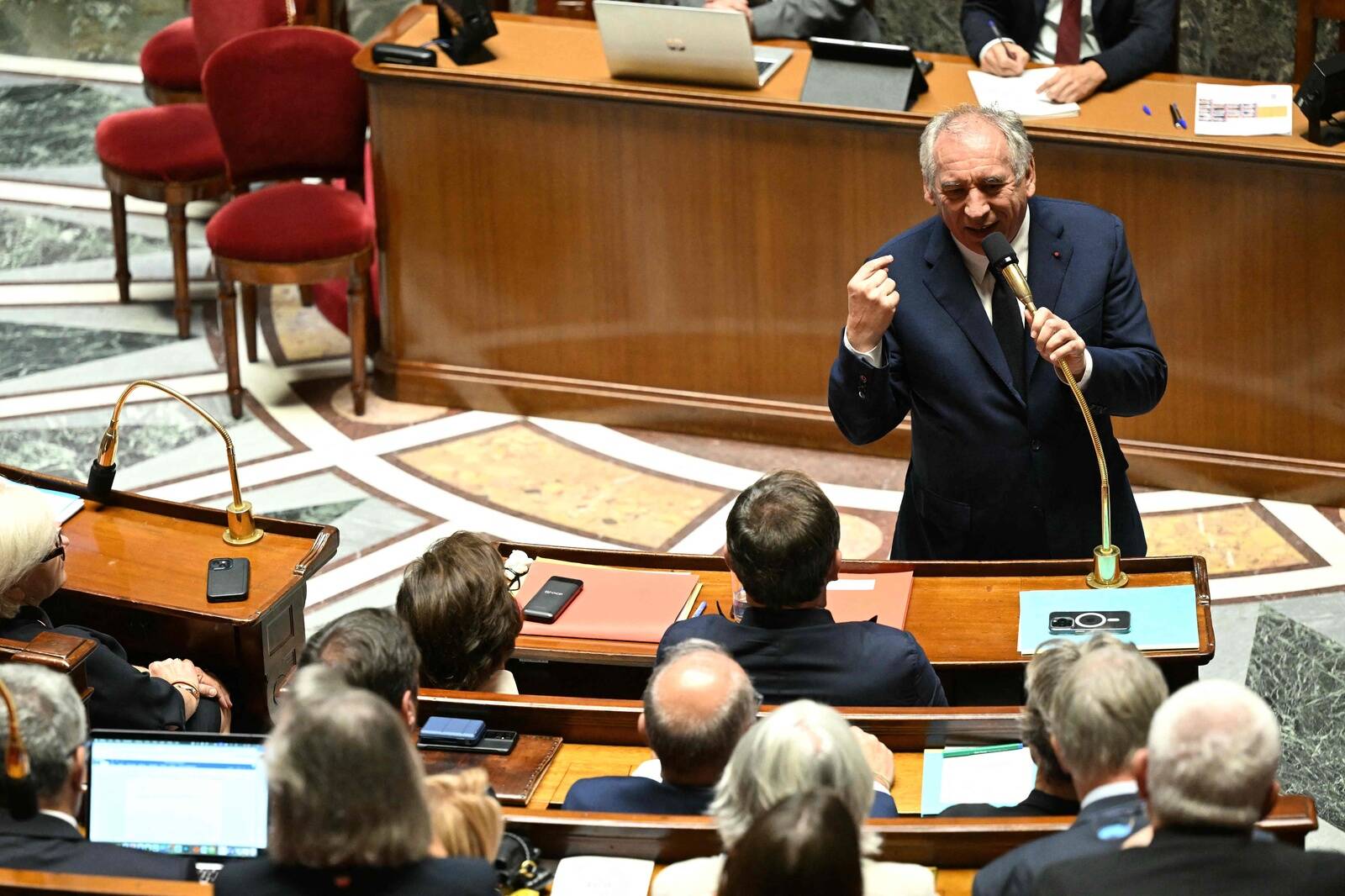 Премьер-министр Франсуа Байру выступает с речью перед голосованием о доверии по поводу правительственного бюджета в Национальном собрании в Париже 8 сентября.