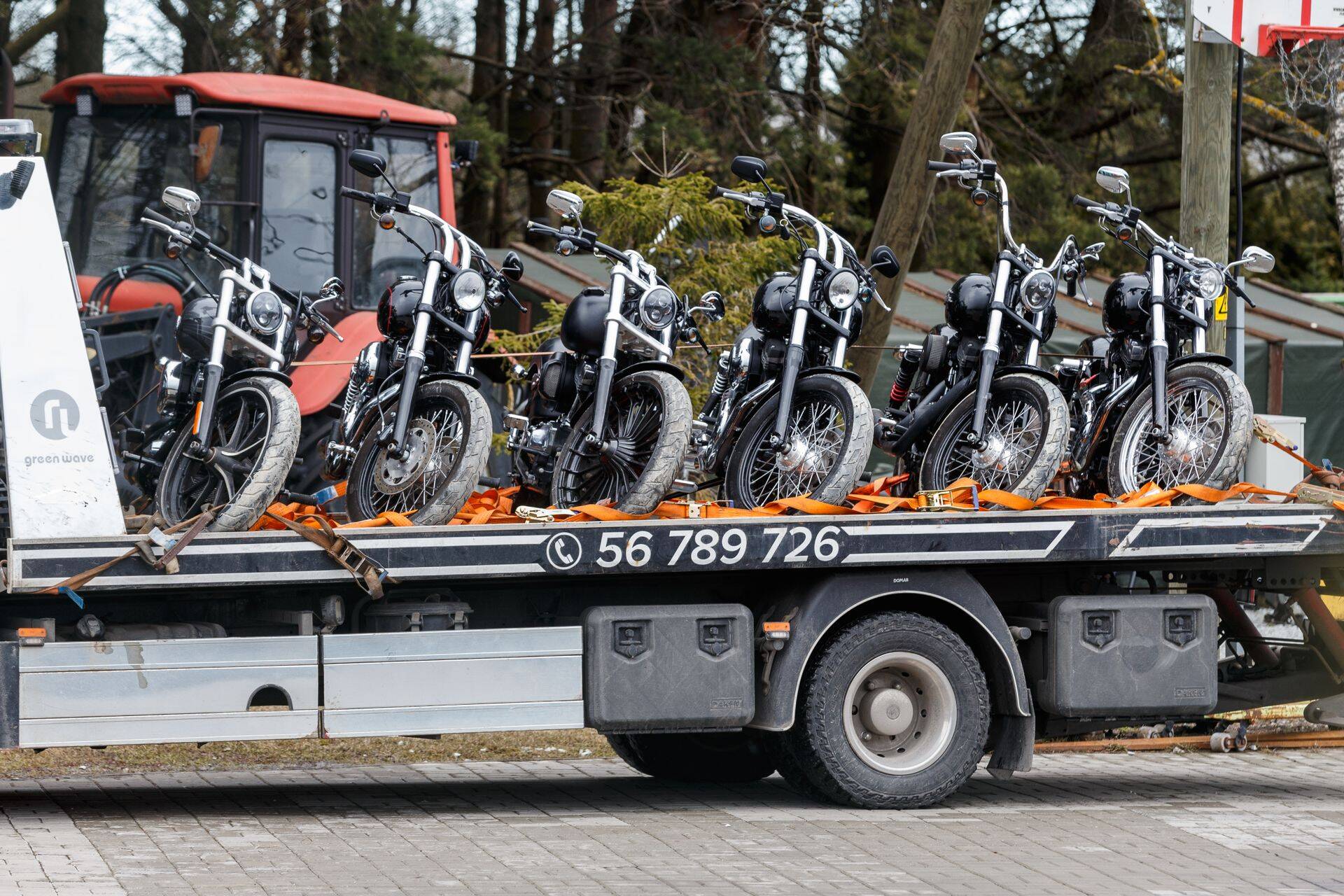 Asuvad teele, et aastate pärast koju naasta: 2018. aastal viis politsei Jaanus Vinki kodust minema kümneid mootorrattaid ja muid sõidukeid. Samuti väiksemat kraami: kamaluga sõrmuseid, kõrvarõngaid, kaelakeesid ja käekette. Fotol olevad tsiklid sai Jaanus Vink ühes muu kraamiga tagasi.