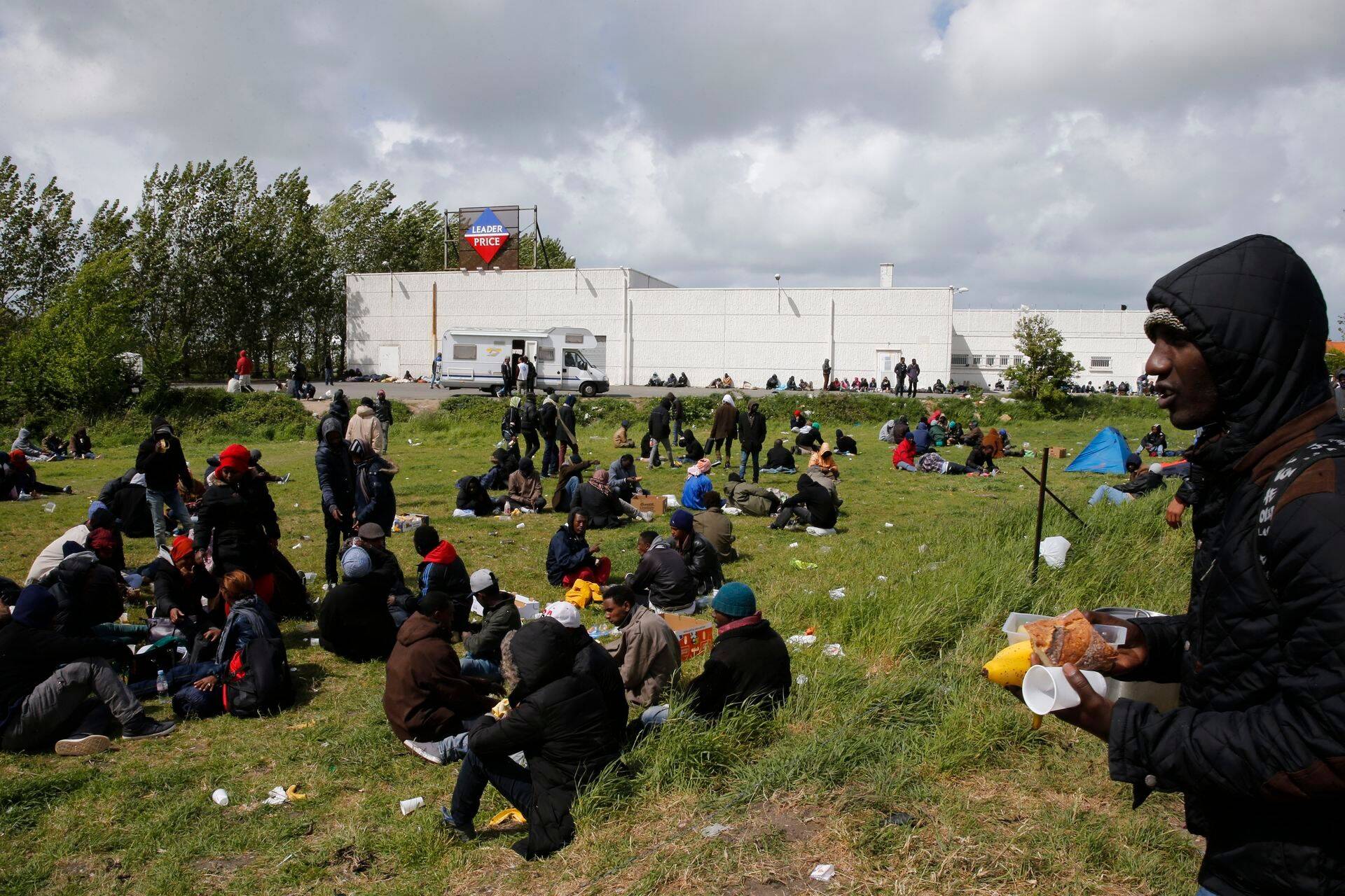 Migrandid Calais' sadamalinnas, kellest paljud loodavad ületada väina ja Suurbritannias asüüli taotleda