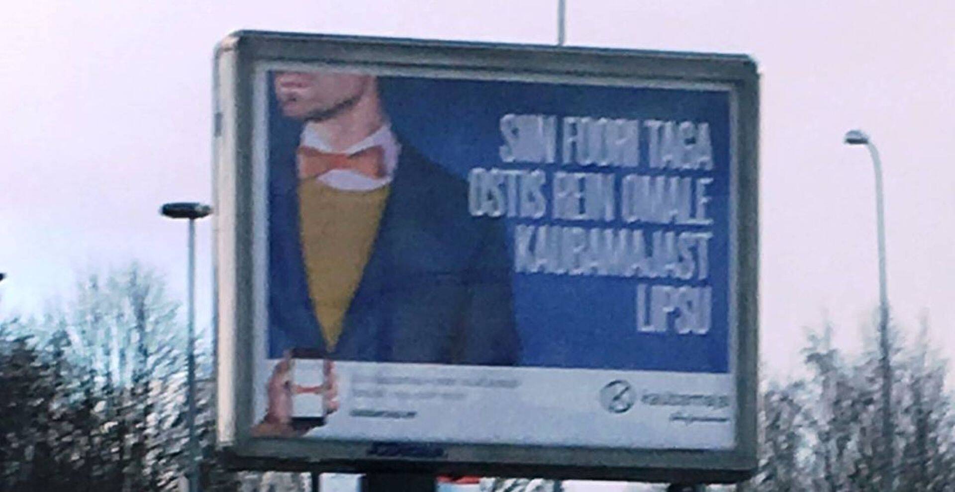 Kaubamaja reklaam kustsus foori taga seistes mobiiltelefoniga