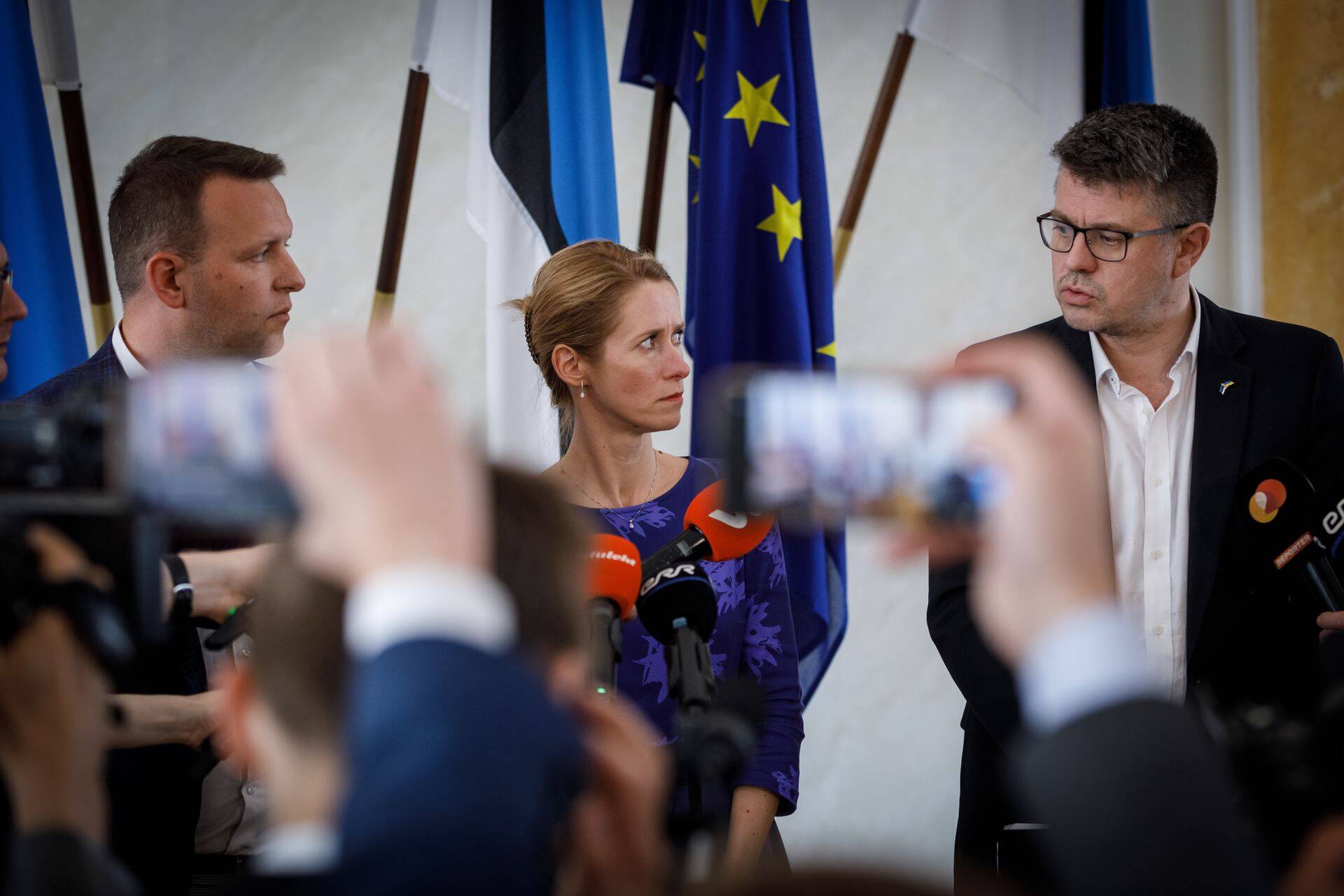 Sotsiaaldemokraatliku erakonna esimees Lauri Läänemets, Reformierakonna juht Kaja Kallas ja Isamaa aseesimees Urmas Reinsalu Toompeal ajakirjanike ees.